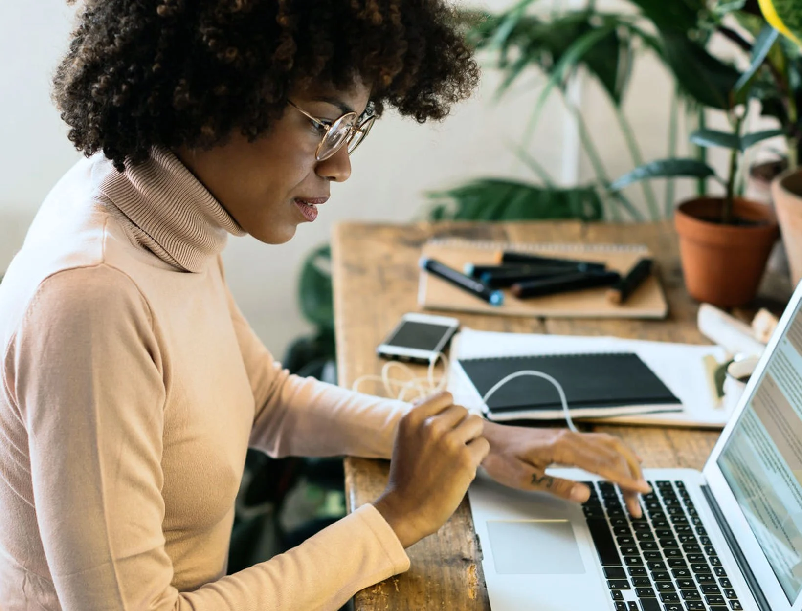 офис с сотрудниками. женщина с ноутбуком. офисные люди. Work f. человек в офисе за компьютером.