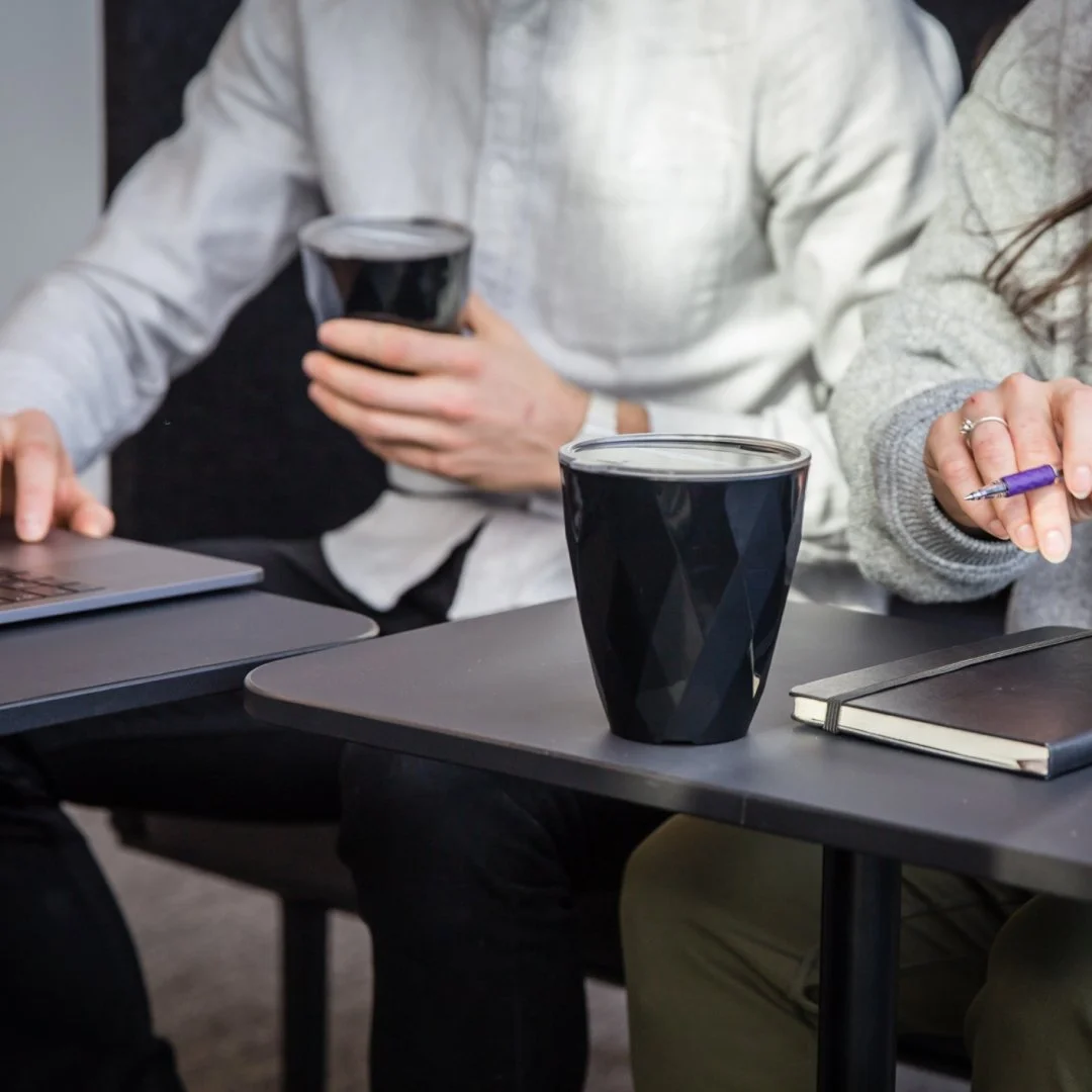 Bonne rentr&eacute;e &agrave; tous les universitaires! ☀️📚

Gardez vos bonnes habitudes et optez pour nos contenants r&eacute;utilisables Cano pour vos caf&eacute;s et repas pour emporter 🌱 

Surtout, n&rsquo;oubliez pas de retourner vos contenants