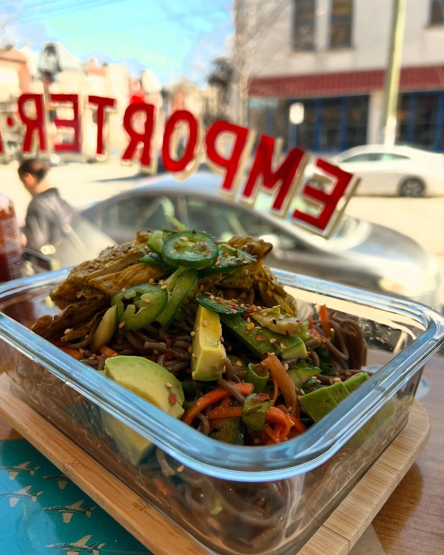 Et si, tu pouvais apporter ton contenant r&eacute;utilisable 🌎
Et si, tu gagnais des r&eacute;compenses 🎉
Le ferais-tu? ❤️

/

What if you could bring your reusable container? 🌎
What if you earned rewards? 🎉
Would you do it? 💚

Merci @nili.mtl