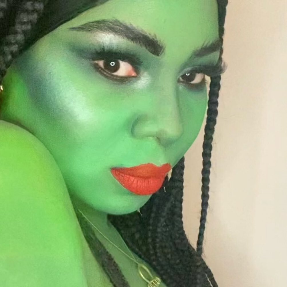 Happy Halloween +6!🎃👻

I have never felt more attractive in my life than when I was green. It was worth the breakout that now plagues me 🐸

All products used are vegan + cruelty free 💚🌱

* @officialsnazaroo Classic Face and Body Paint, Bright Gr
