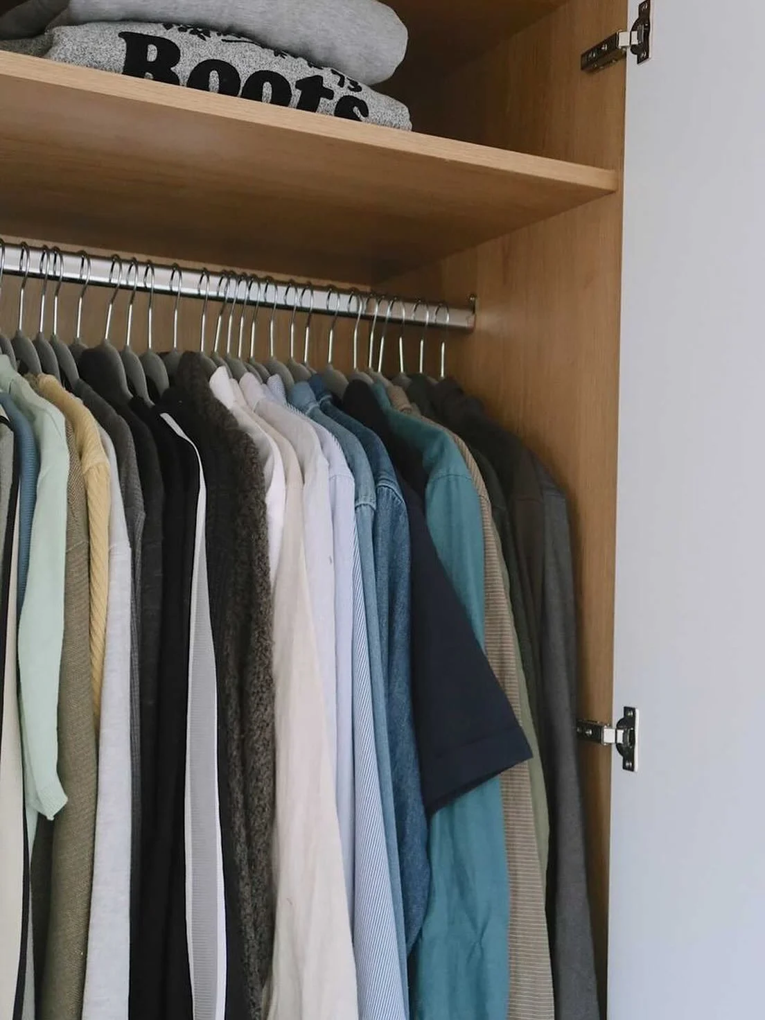 When nothing in life fills you with more emotion than realising all of your clothes are facing the same direction. 😍

#orderinthehouse #organisewithstyle #itsthelittlethingsinlife #organise #wardrobeorganisation