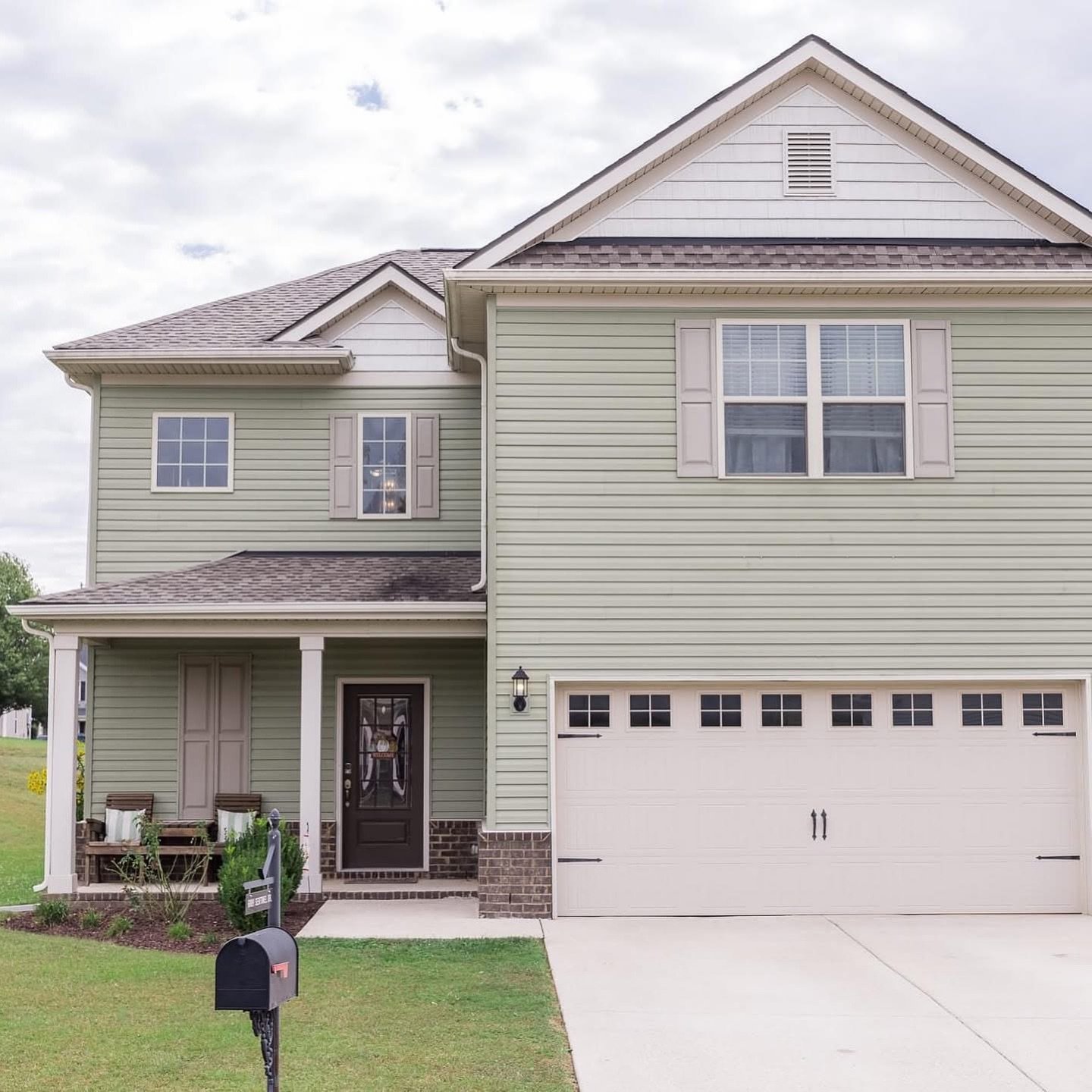 PRICE IMPROVEMENT + OPEN HOUSE // 2-4pm

📍 6009 Sentinel Dr,&nbsp;Spring Hill, TN

🛏️ 4 Bed
🛁 2/1 Bath
📐 2,664 sq. ft. 

Located in the highly sought after Hardins Landing of Spring Hill!! This home features an open and well appointed floor plan,