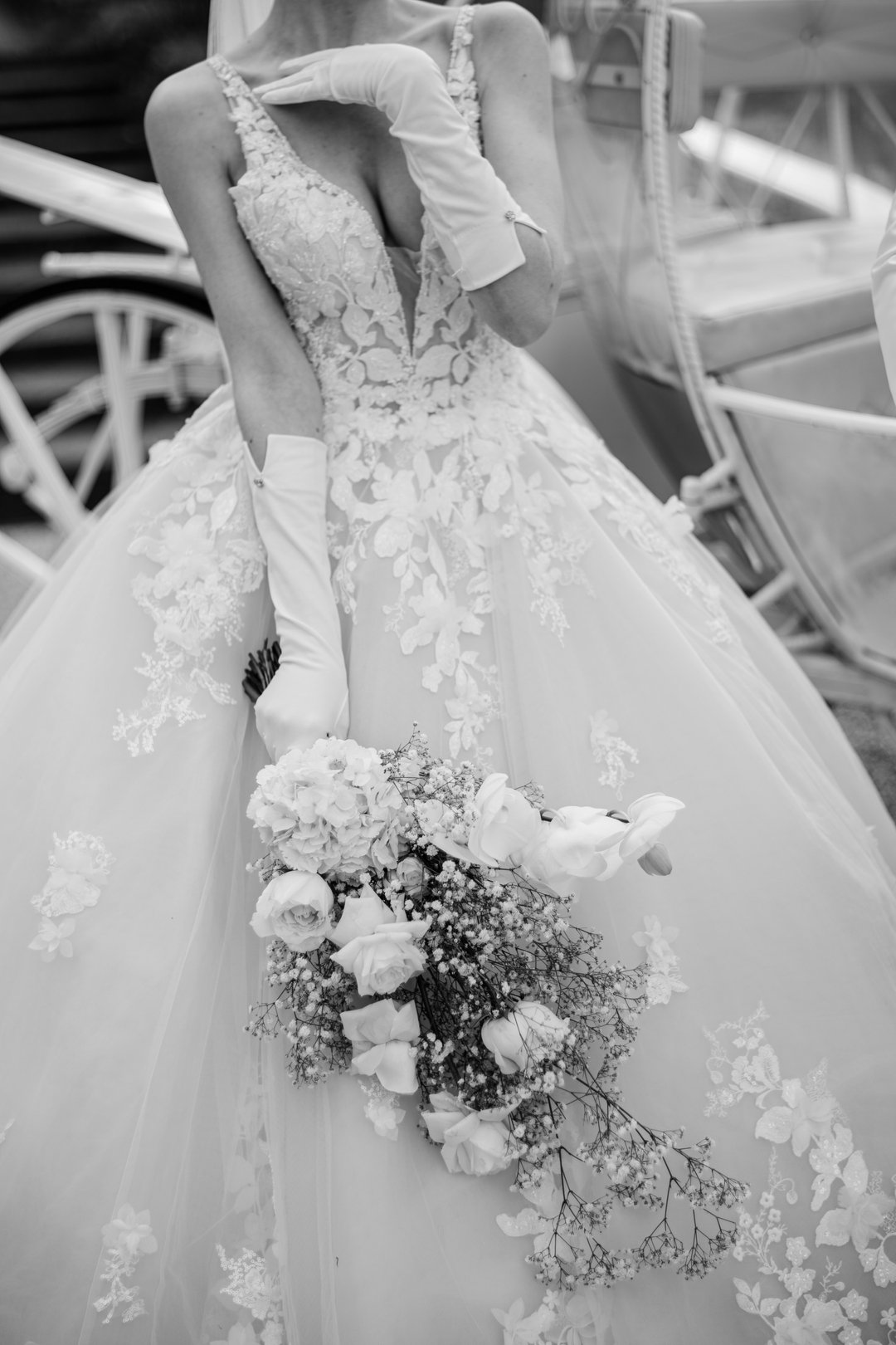 Elegance in every detail. 

Conceptual Design &amp; Planing - @loveonlakecomo
Photographer - @jeremy_schmit
Second Photographer - @ezechiel_photography
Coordinator - @carlotta_fontana
Venue - @auradellago
Videographer - @emmanuel_amou_wedding
Flower 