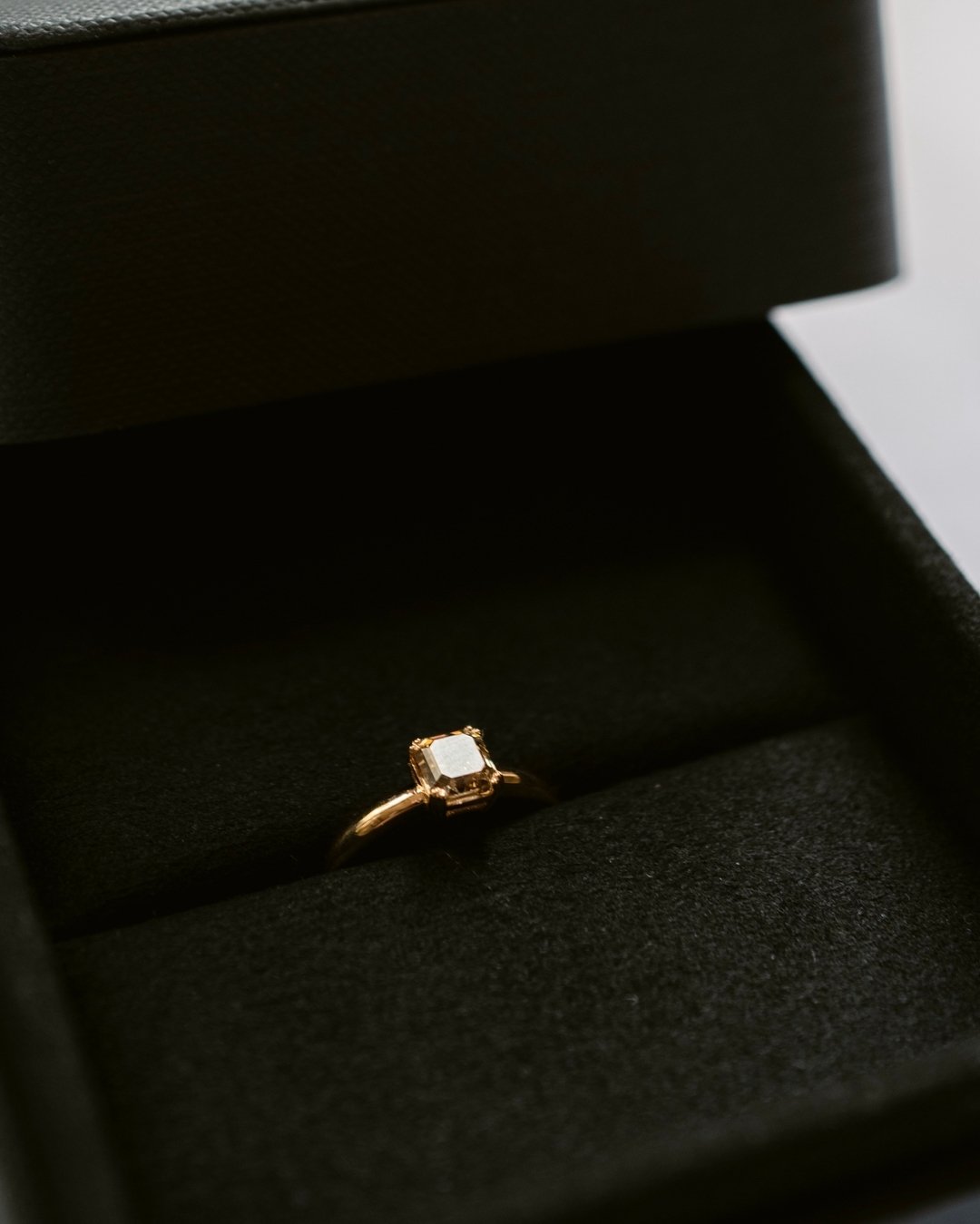 As a photographer, I often find beauty in the details that might be overlooked. 👀

This ring, with its meticulous craftsmanship and radiant sparkle, caught my eye. Each angle offers a new perspective, each glimmer a different story.

One privilege o