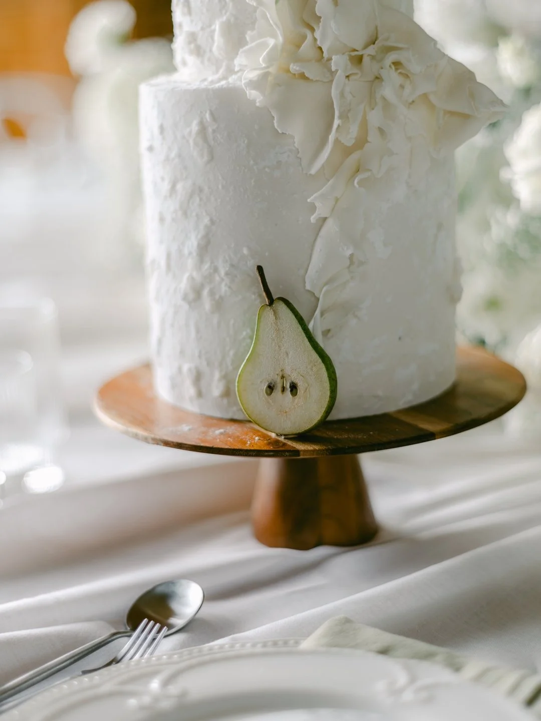 A little pear-fect surprise on top of a love story. 🍐🎂💍 Because every wedding deserves a sweet twist and unforgettable details.​​​​​​​​

Wedding cake: 
@delicatessecake 
​​​​​​​​
#WeddingPhotography #WeddingCake #Pearfect #WeddingDetails #BrideAnd