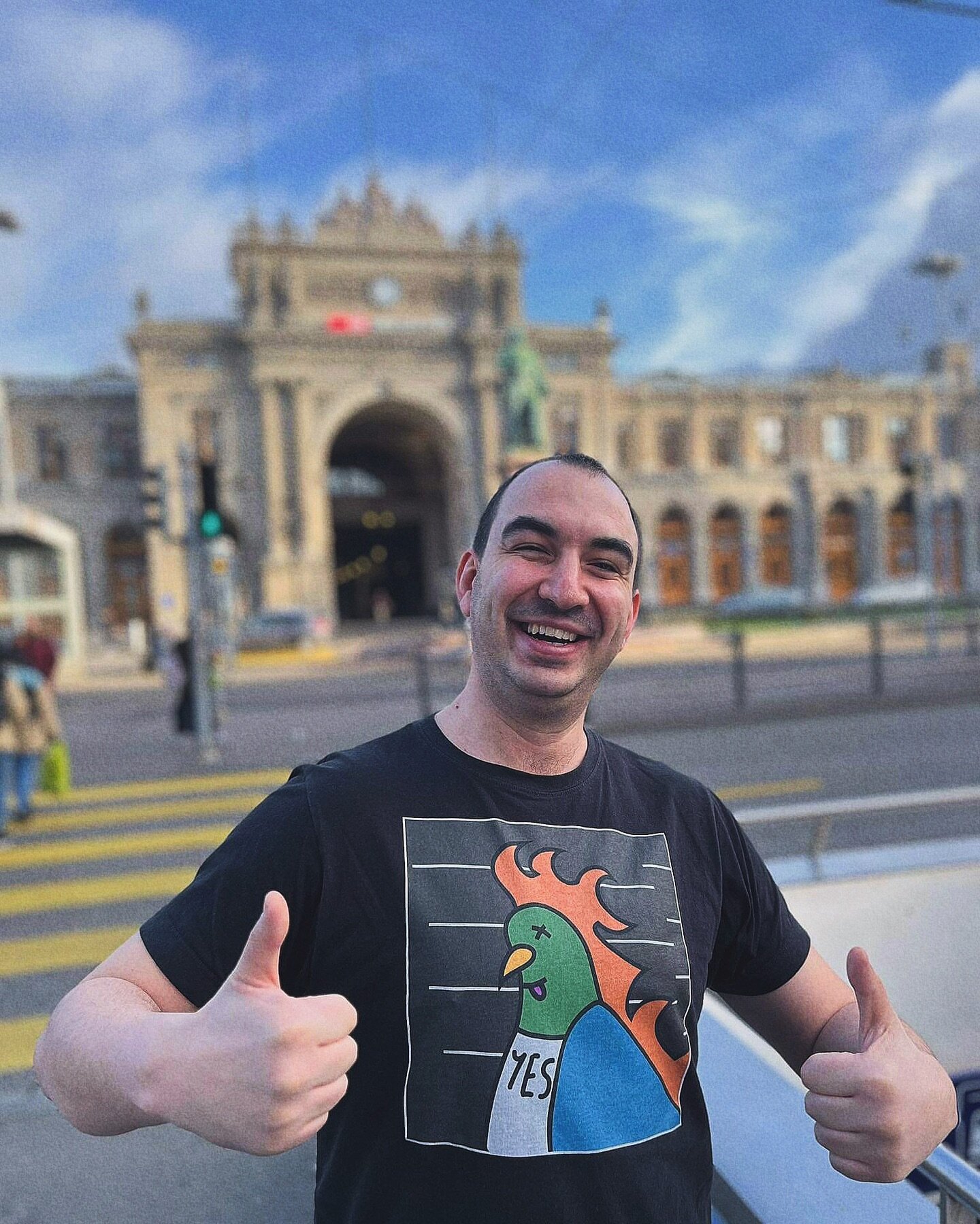 This pigeon flew to Zurich 🇨🇭🕊️

I like 👍 @muckyourread 

P.S. This is one of the first pigeon tees ever sold, and printed 👀 

P.P.S. This pigeon is called Kurt because it gives me 90s grunge vibes 🤘

#happyflamingpigeon 🐦🔥