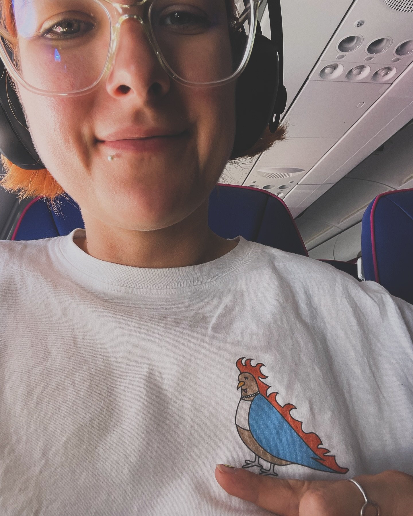 When pijon was last on a plane ✈️ 🕊️ 🔥 

This is the Tiny Ramona tee btw. 

Ra-mon-a 
Radina + Monisha 
Besties for life ✌️
Orange hair + pearls