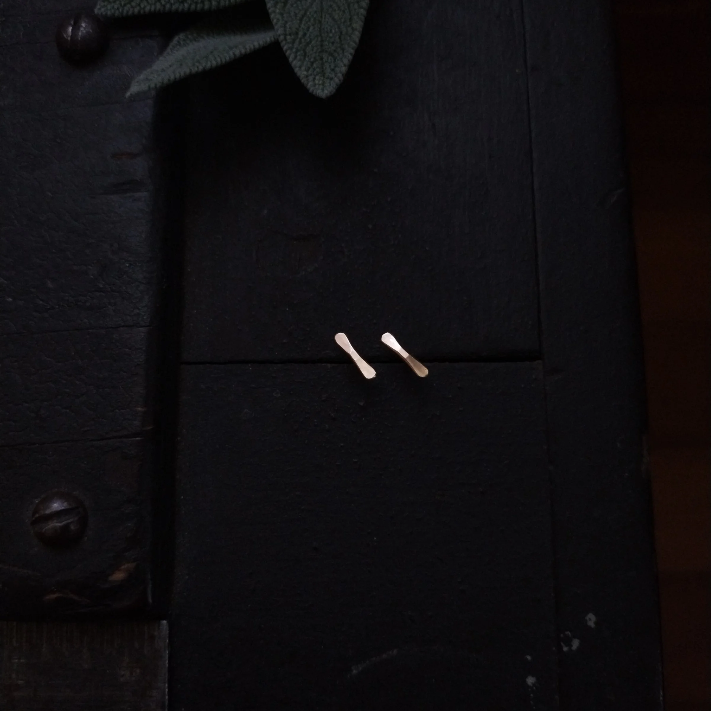 bar.studs.gold.jpg