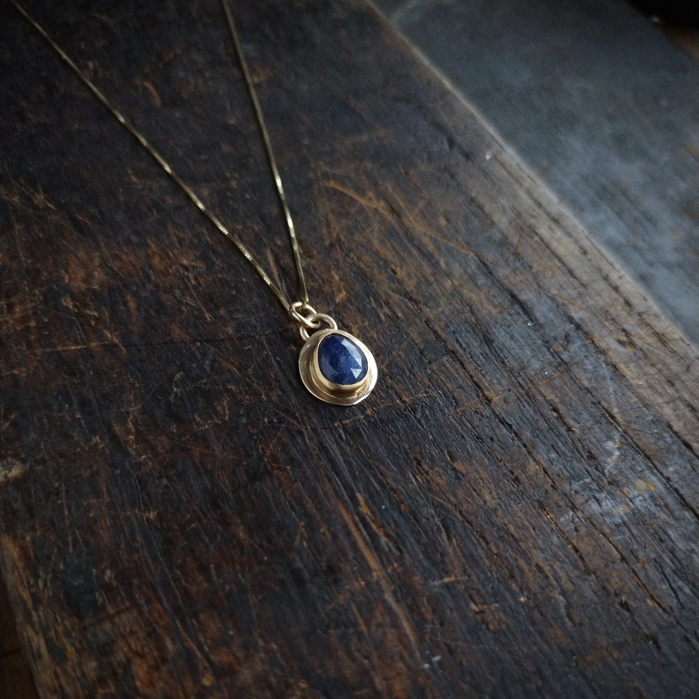 sapphire.gold.small.side.jpg