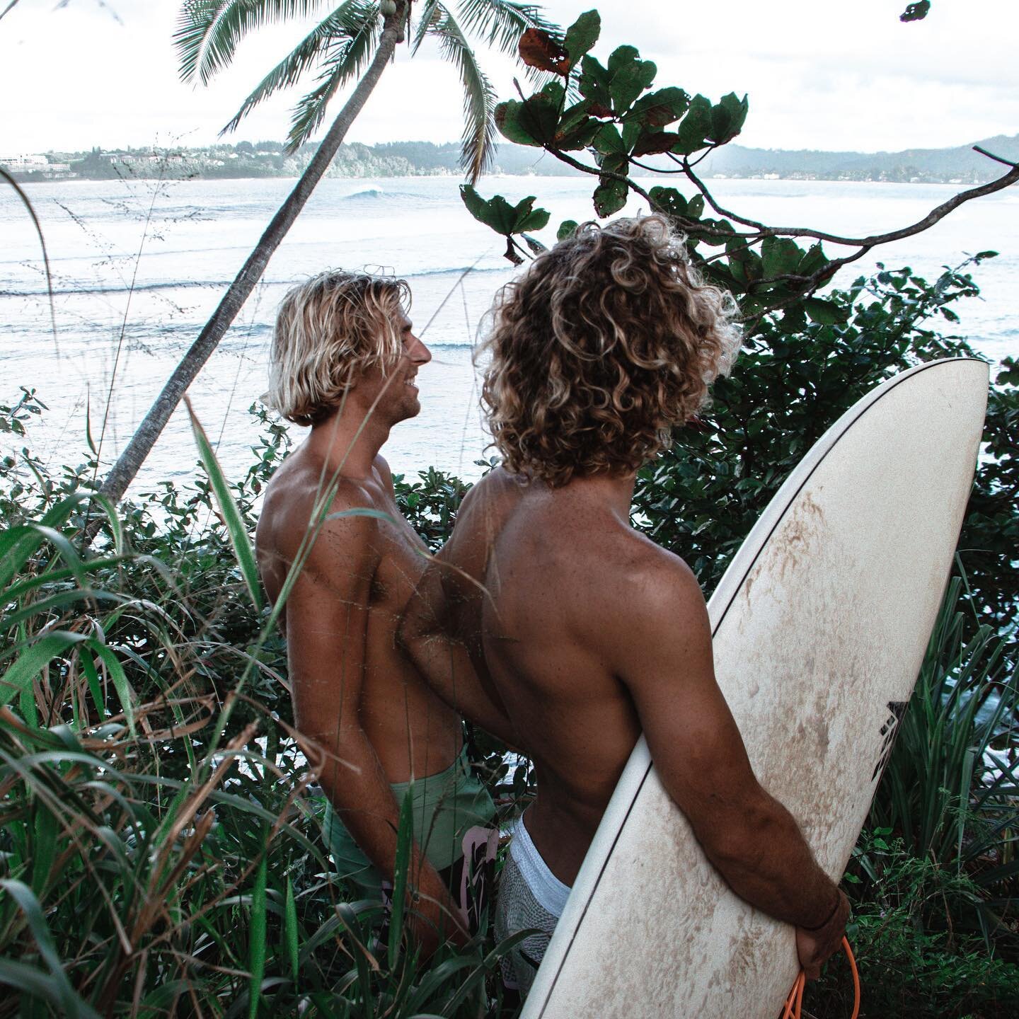 Brotherly love 🥰 🌊 📷 @juliadrabczyk