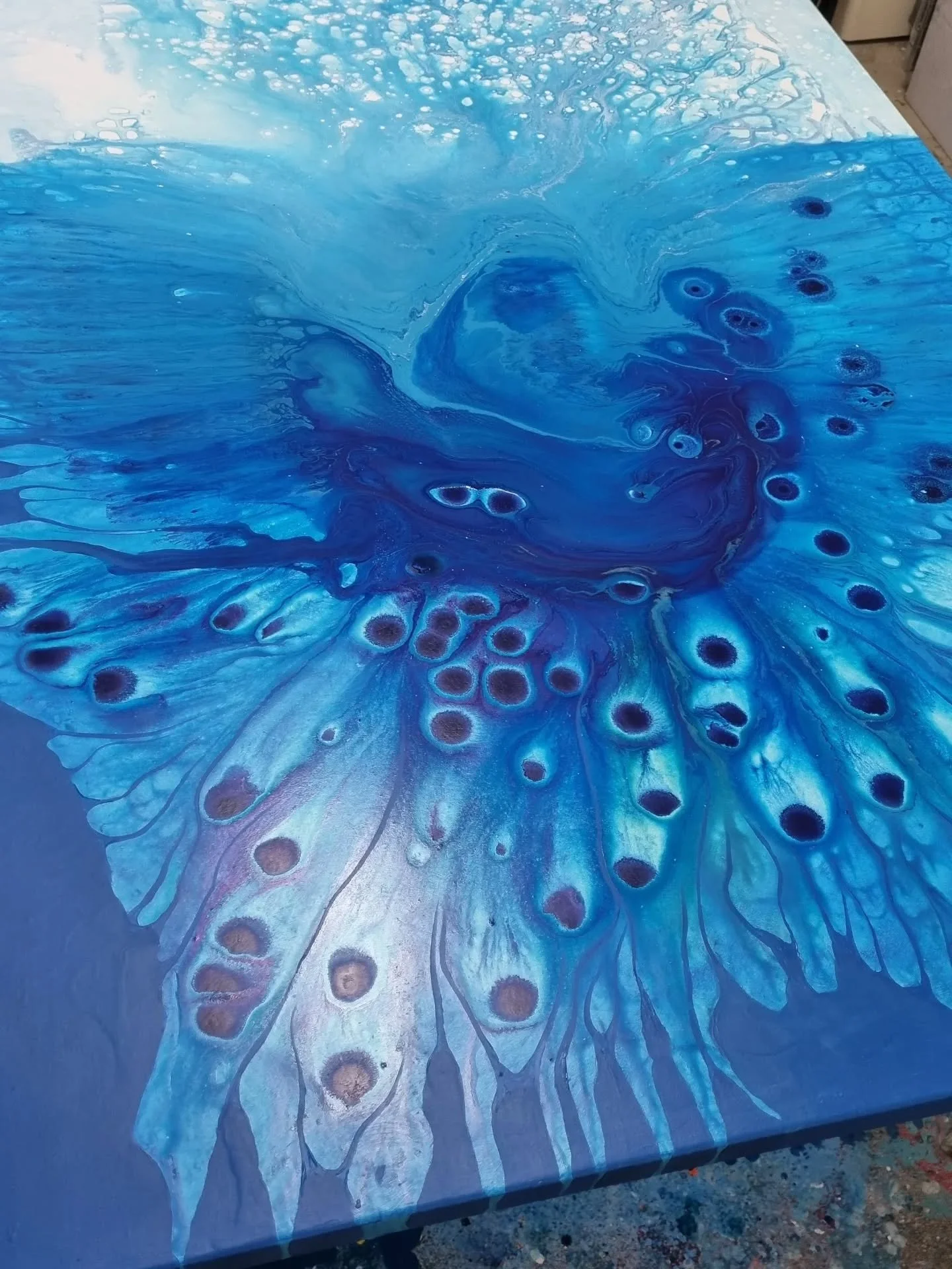 Working hard on this large piece, to have it qqfinished by Christmas 🎄 for a very special collector.

What else is going on here? Something black and white, but not pelicans. Watch this space........
.
.
.
.
#fluidartwork #southaustralianartist #lea