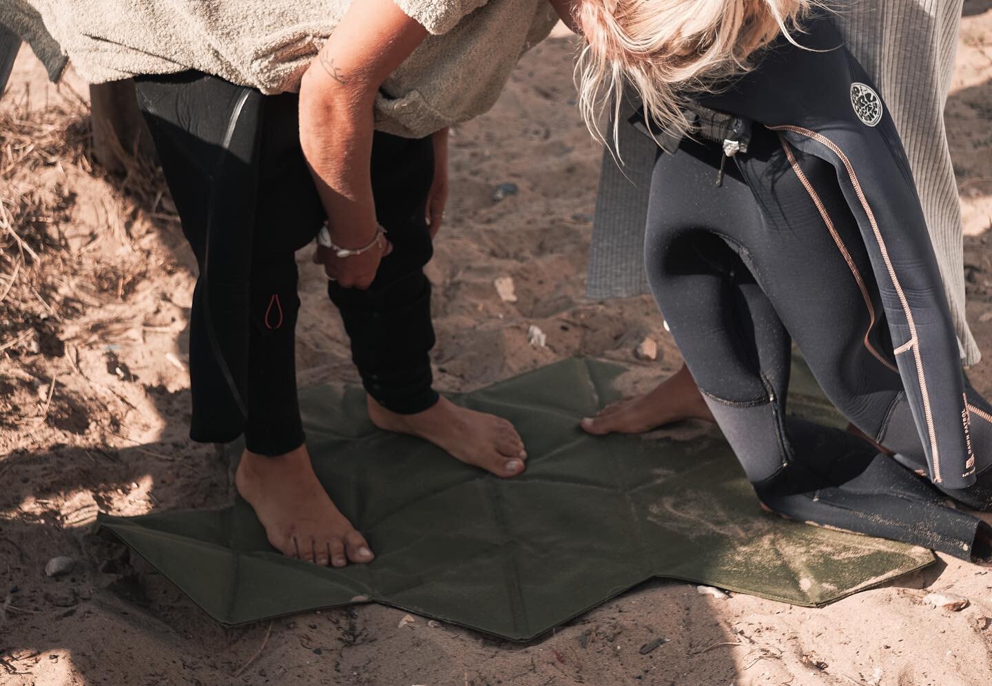 sharing is caring 🥰 
&bull;&bull;
@ritallmeida 💛 @rozahage 💛 @chicksonwaves 
&bull;&bull;
#surfmoreworryless #surftrip #portugal #surfcamp #babesonwaves #chicksonwaves #womenwhosurf