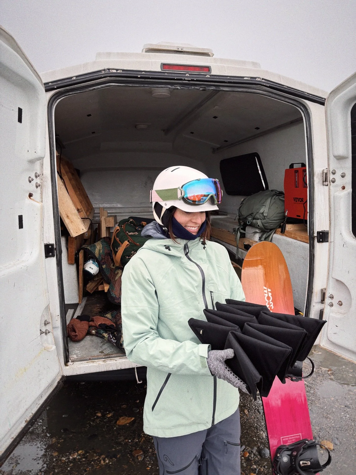 unfolding the whole universe ✨✨ the cosmos poco &amp; @cassinsquamish 🛸
&bull;&bull;
clocking in at just under a pound, poco is built for backcountry days and quiet places beyond the trailhead. compact, waterproof, and resilient, it offers a soft, s