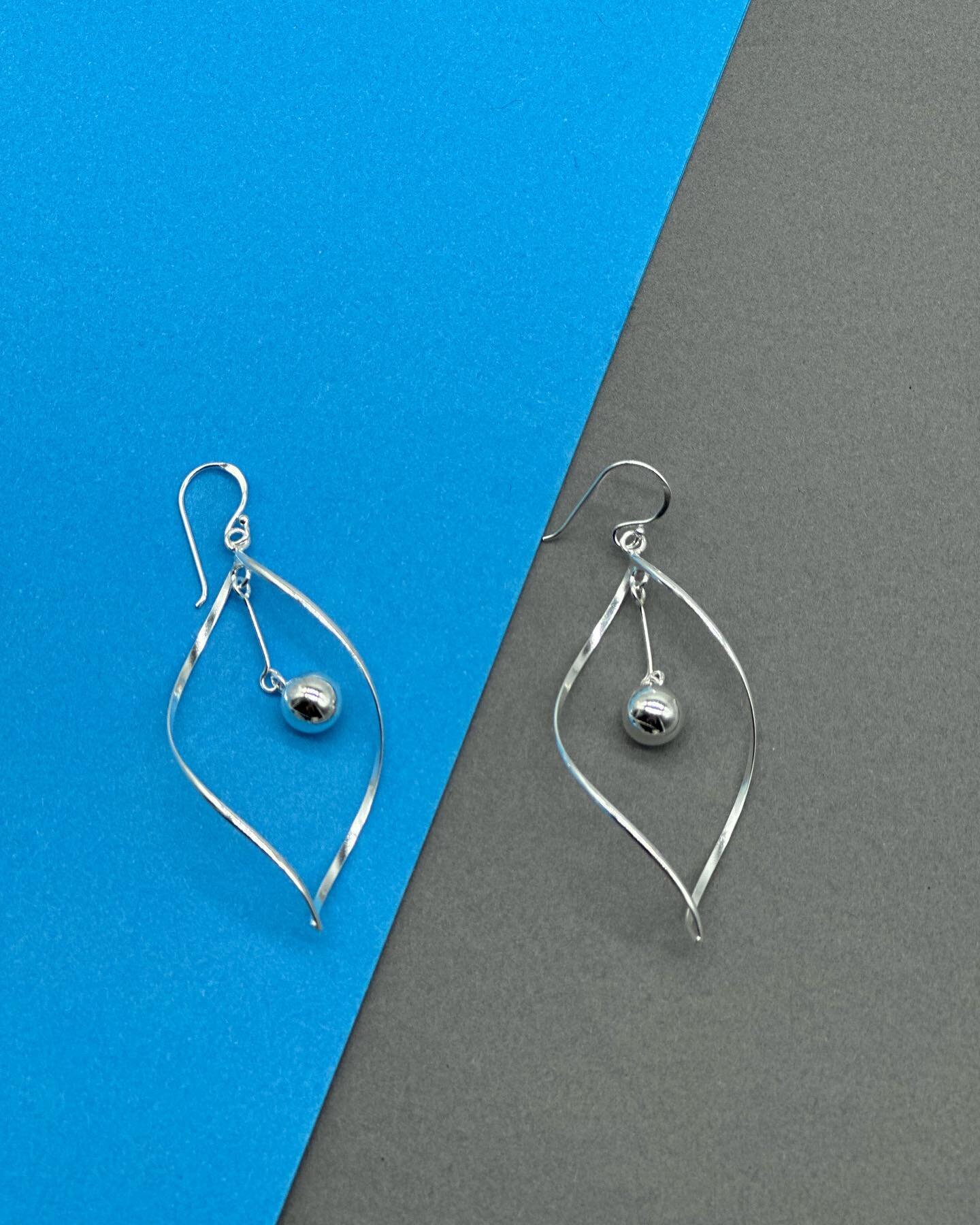 Elegant sterling silver drop earrings in a teardrop design in a high polish finish #tingtingjewellery #dropearrings #sterlingsilver #shoplocal #atreat