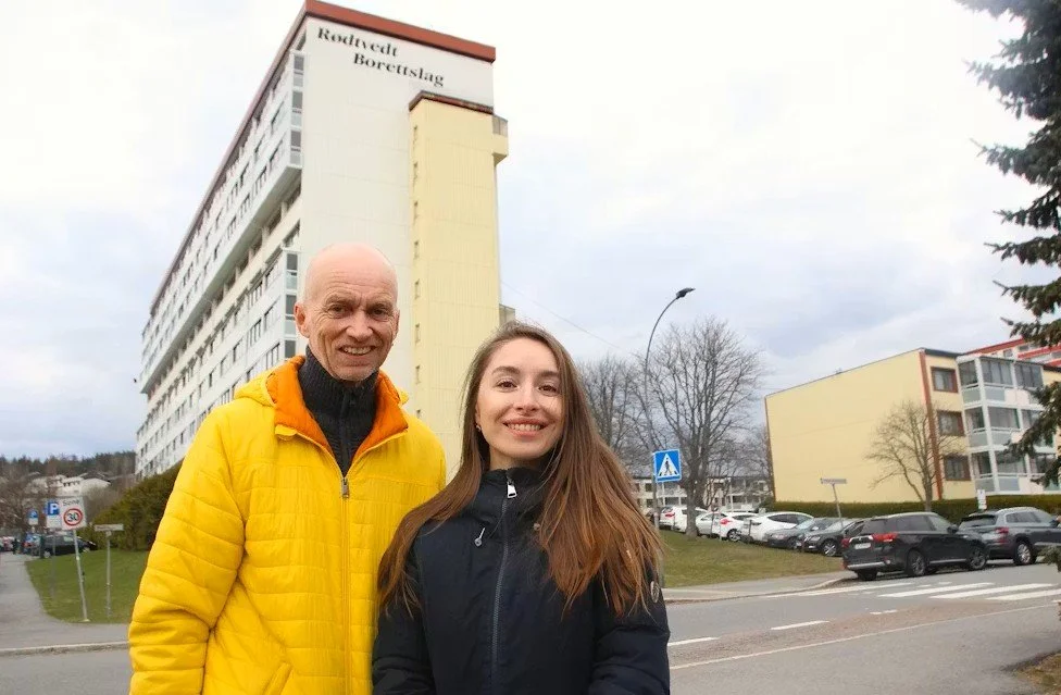 Bak skiltet på høyblokka: Det lille samfunnet på bakketoppen📰