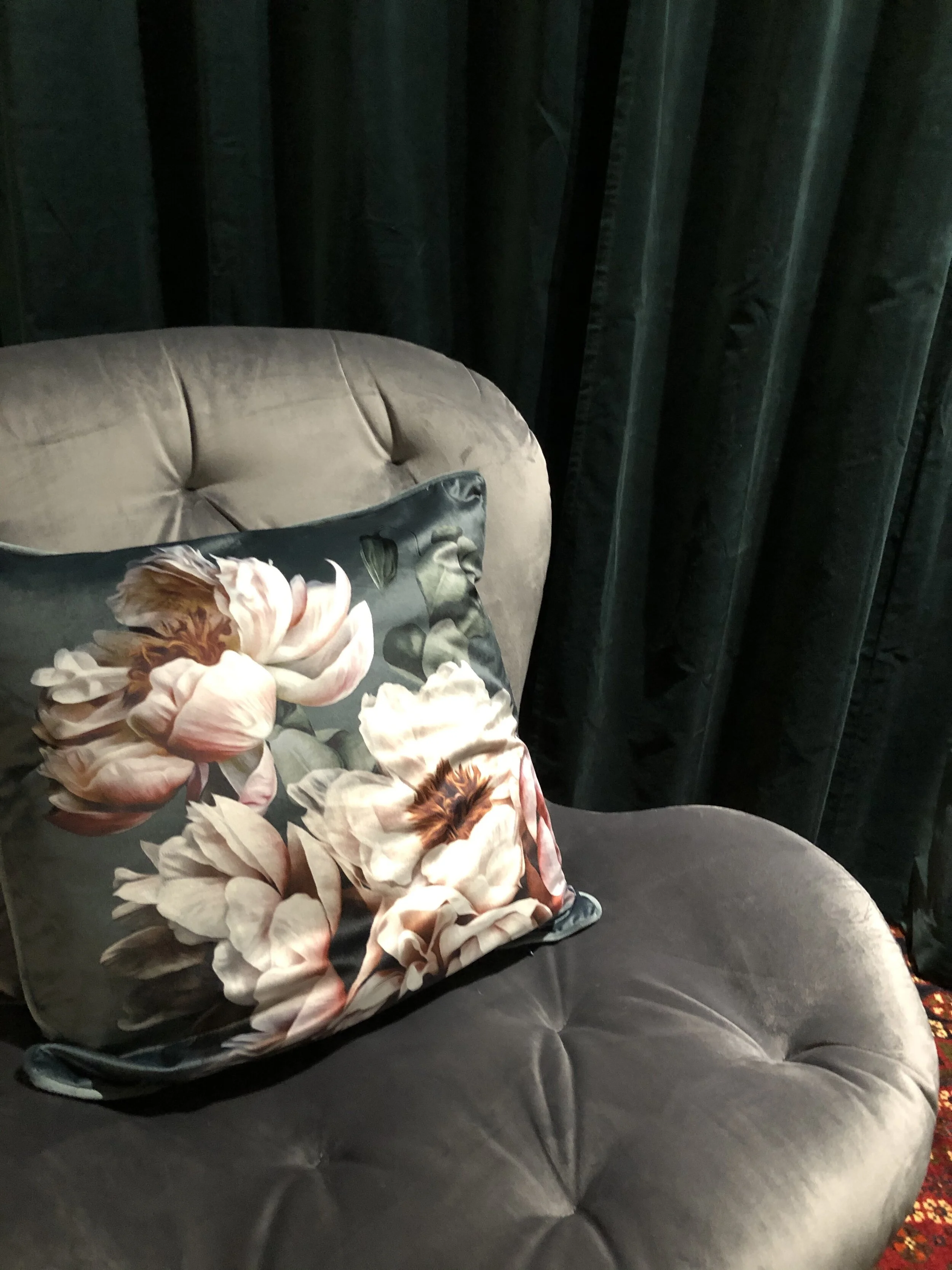 eteisen tilan käytävä suljettiin sametti verhoilla ja saatiin näin asiakas odotustila eteisen halliin.