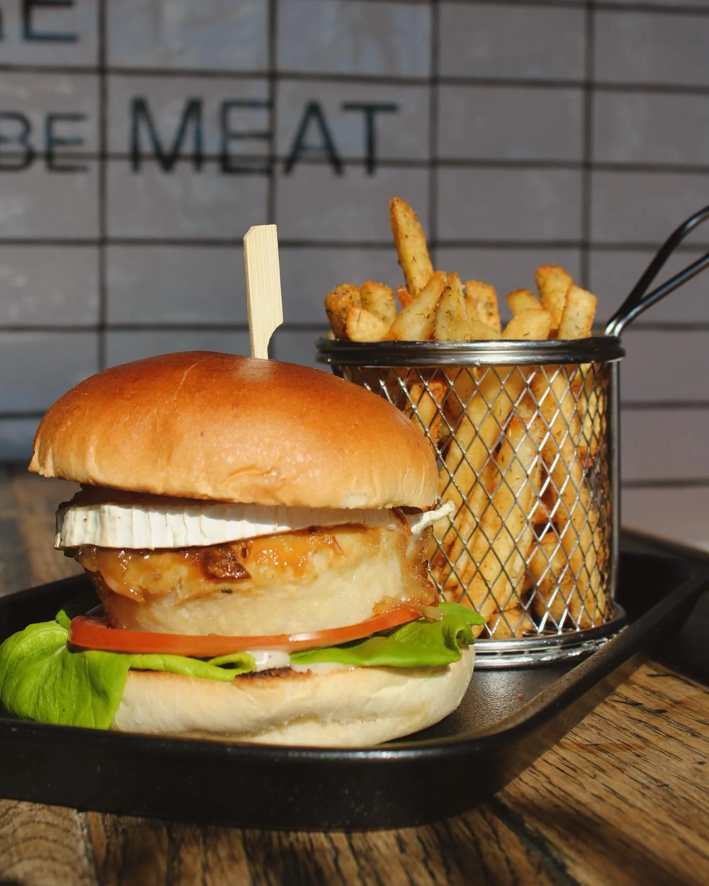 Veggie lovers, this one&rsquo;s for you 🌿🍔

Meet our Northern Roots Burger: It starts with layers of creamy ch&egrave;vre cheese and roasted celeriac, bringing richness and depth to every bite. 

Then comes the freshness from Onna baby leaves, the 