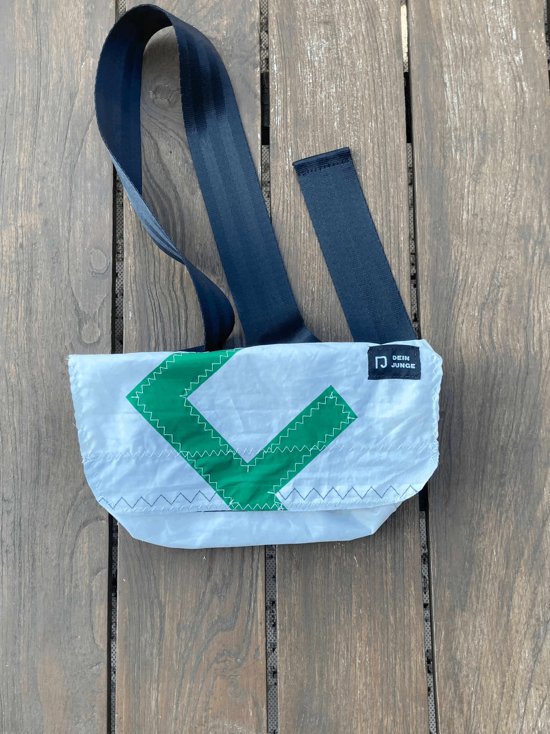 Unikat kleine Umhängetasche aus recyceltem Segeltuch weiß mit grünen Ziffern