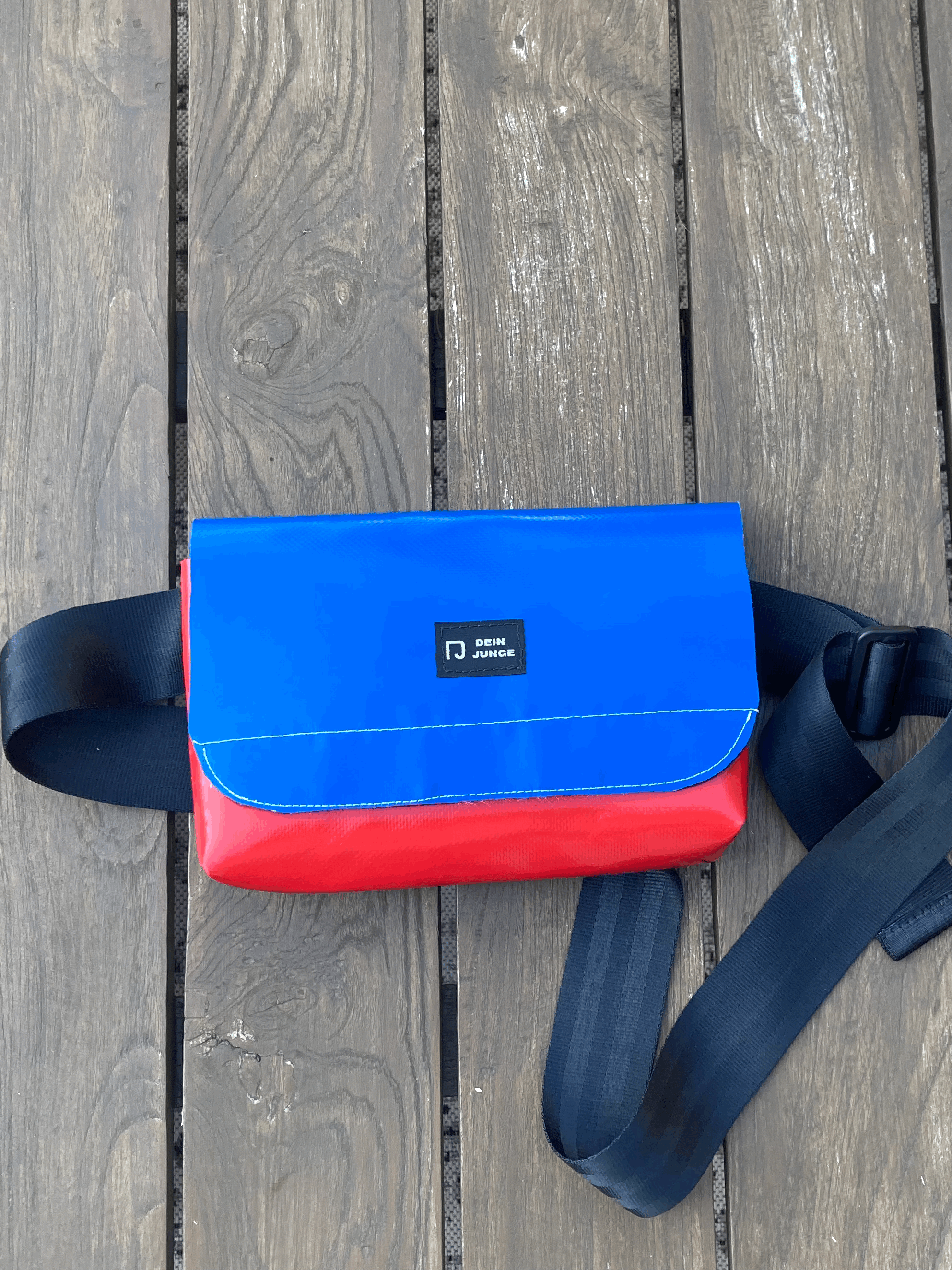 Unikat kleine Umhängetasche aus roter und blauer recycelter LKW Plane