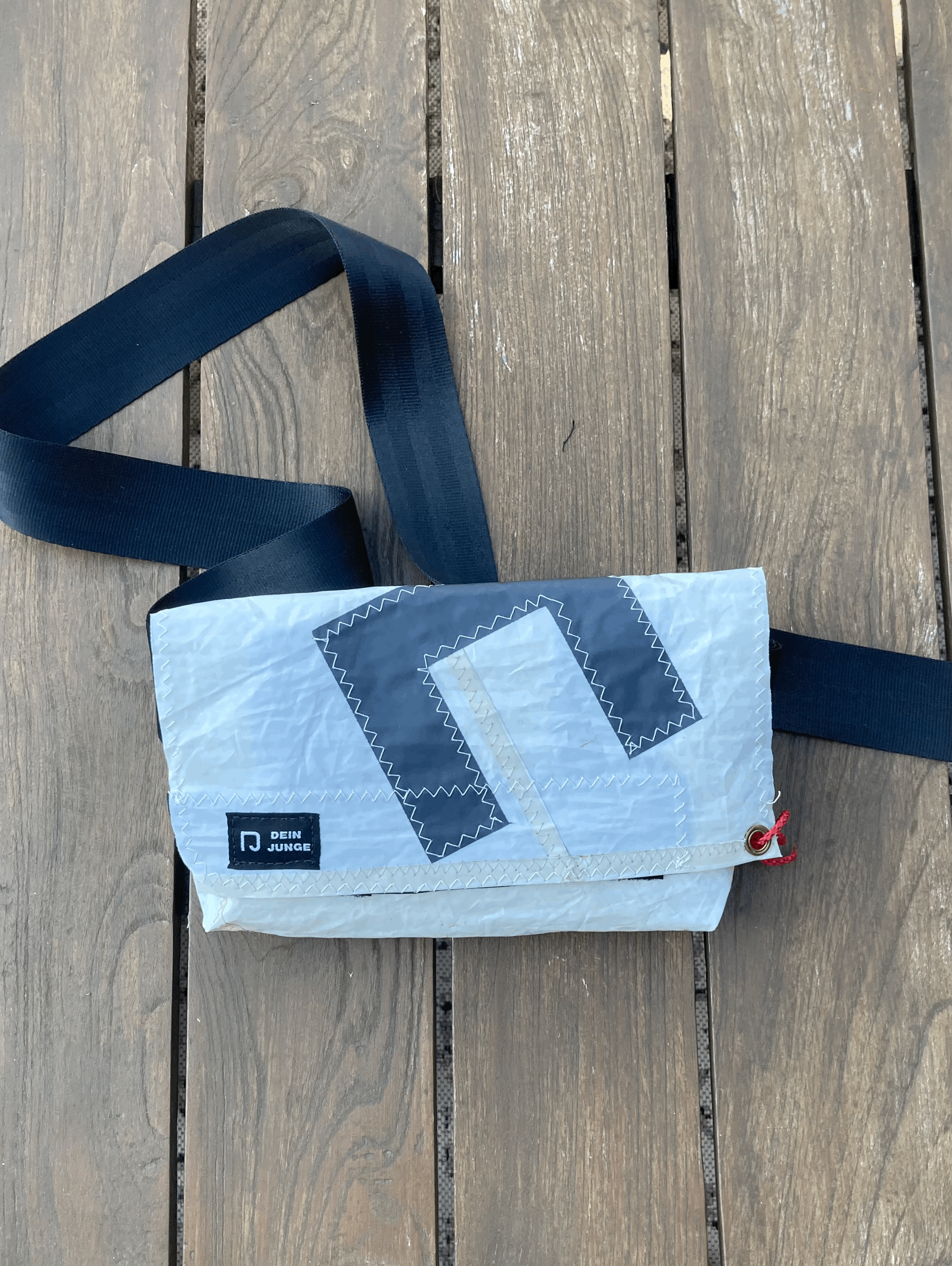 Unikat kleine Umhängetasche aus recyceltem Segeltuch weiß mit grauen Ziffern