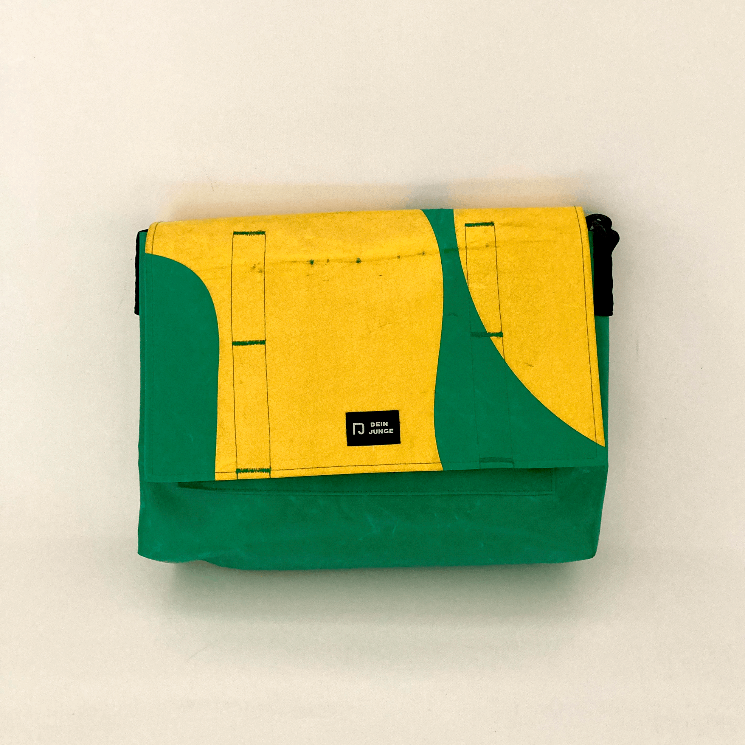 Unikat Messenger-Tasche aus recycelter LKW Plane grün mit gelber Applikation