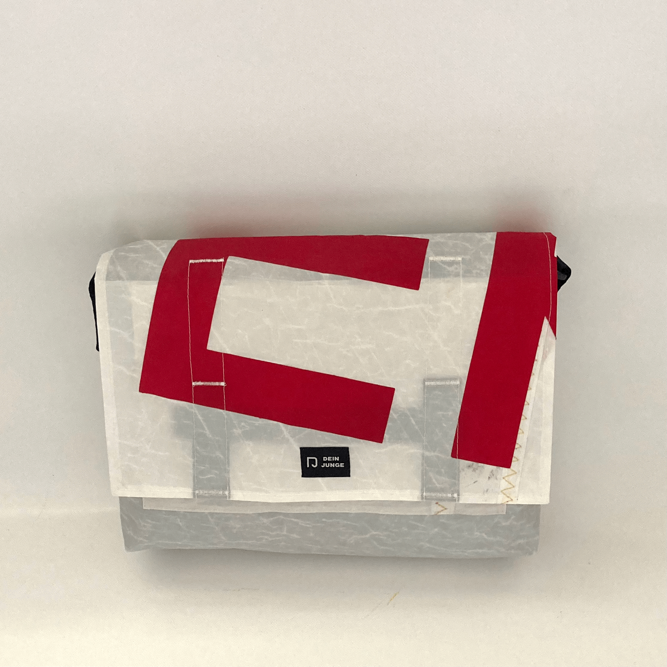 Unikat Messenger-Tasche aus recyceltem Segeltuch mit roten Buchstaben / Ziffern "E M"