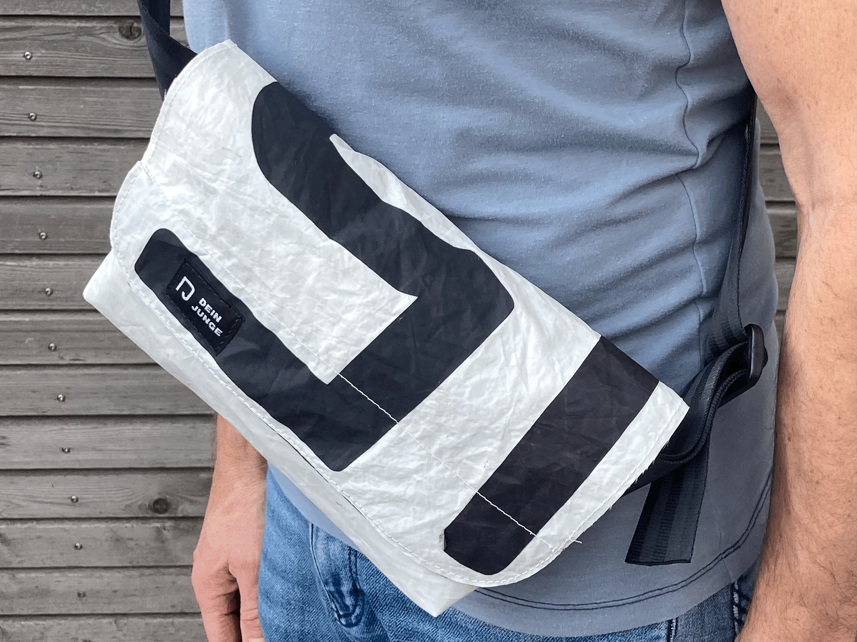 Unikat kleine Umhängetasche aus recyceltem Segeltuch weiß mit schwarzen Ziffer "15"