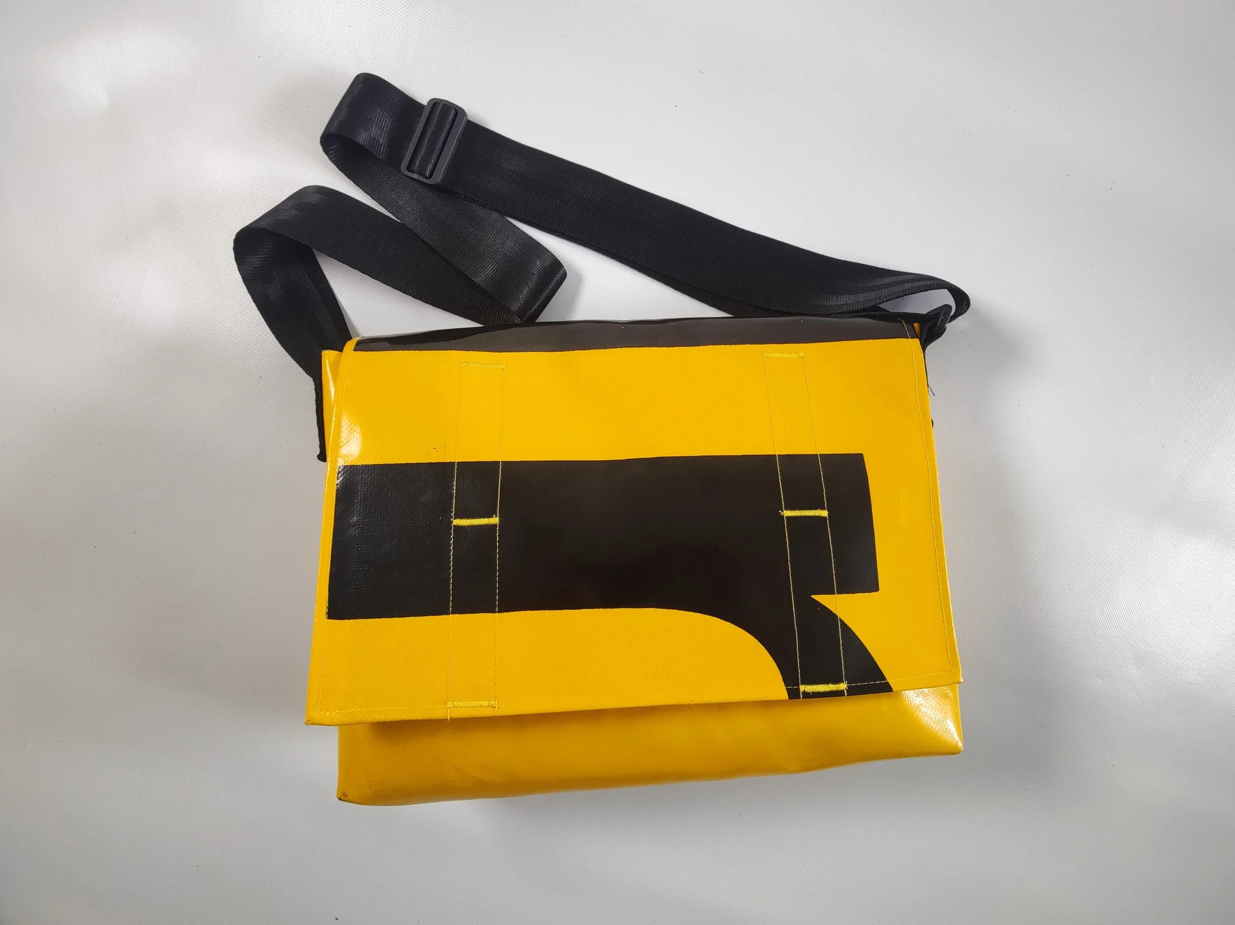 Messenger-Tasche aus recycelter LKW Plane in gelb-schwarz (Design A) Unikat