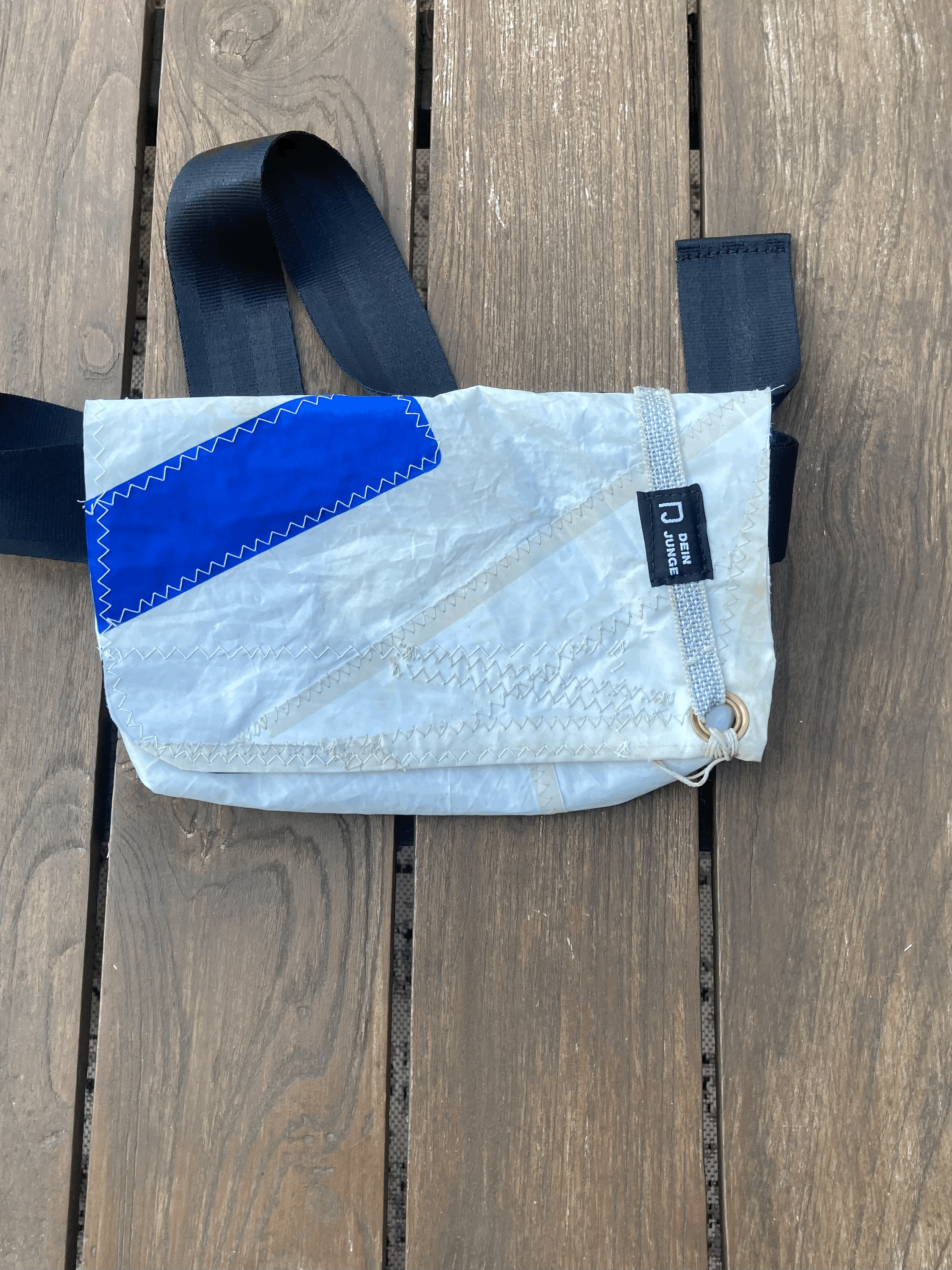 Unikat kleine Umhängetasche aus recyceltem Segeltuch weiß mit blauen Ziffern