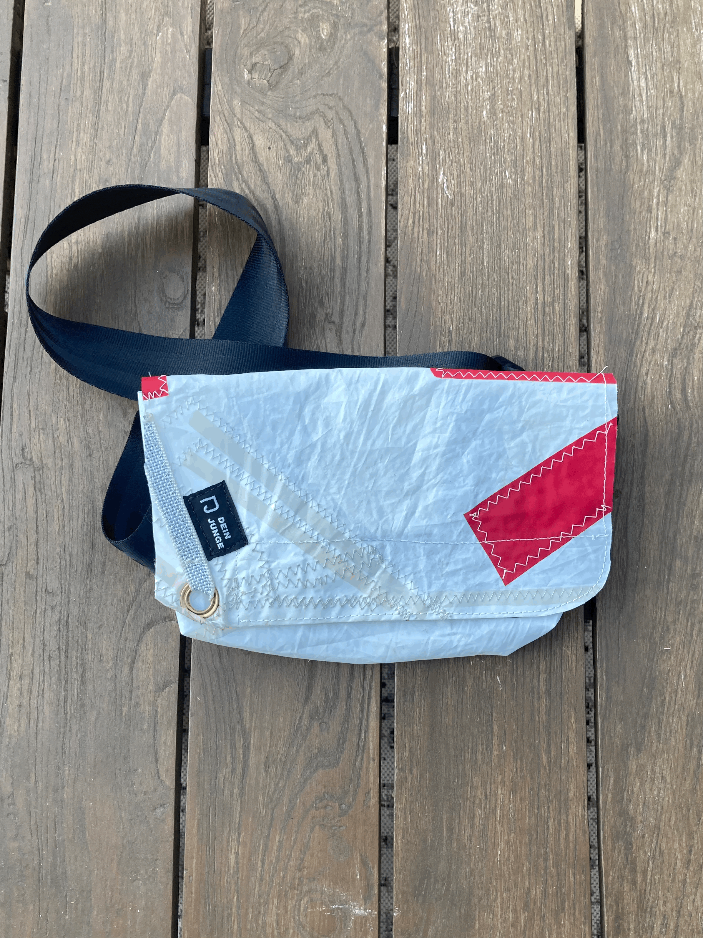 Unikat kleine Umhängetasche aus recyceltem Segeltuch weiß mit roten Ziffern