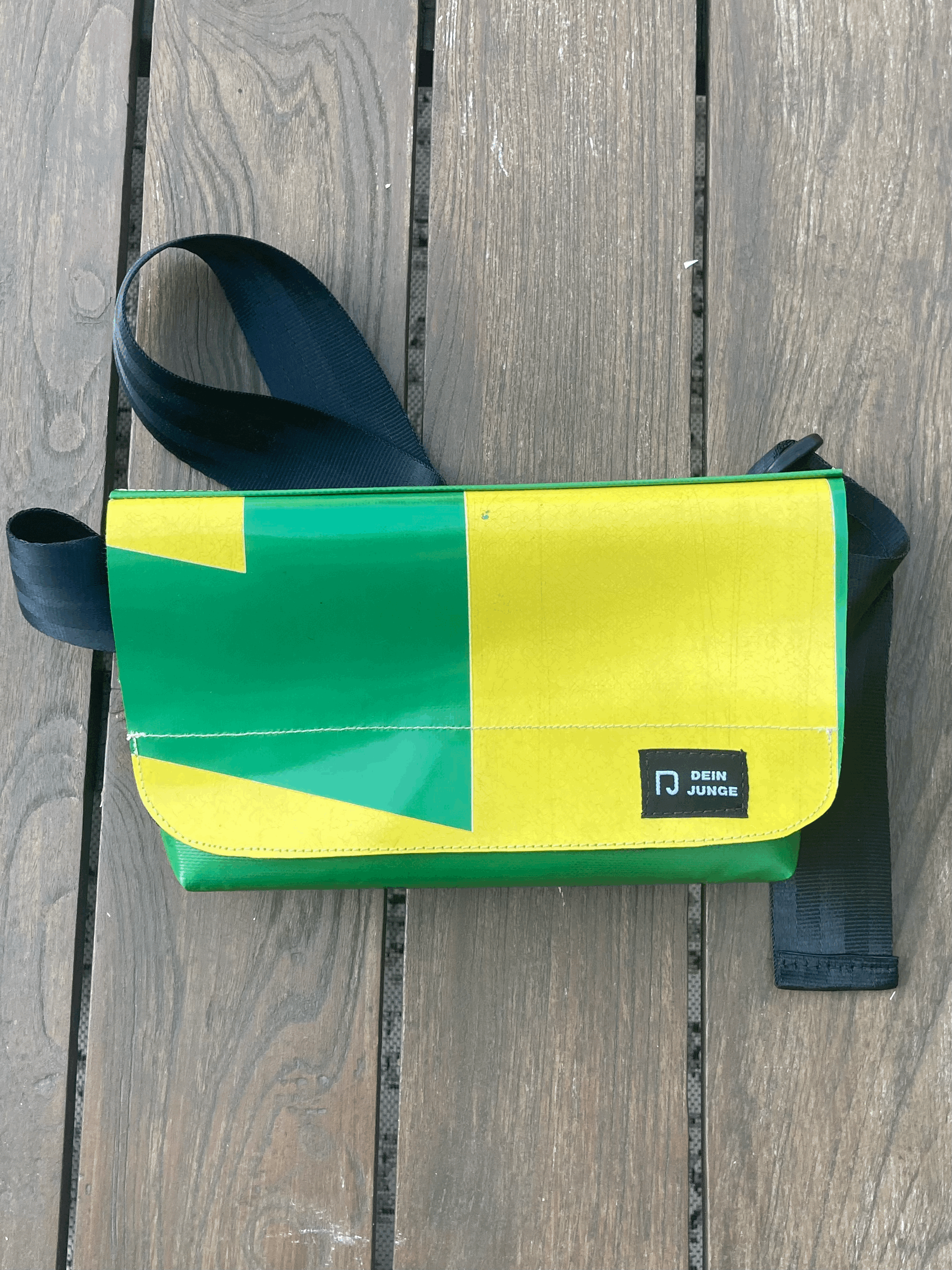 Unikat kleine Umhängetasche aus gelber und grüner recycelter LKW Plane der Spedition Offergeld