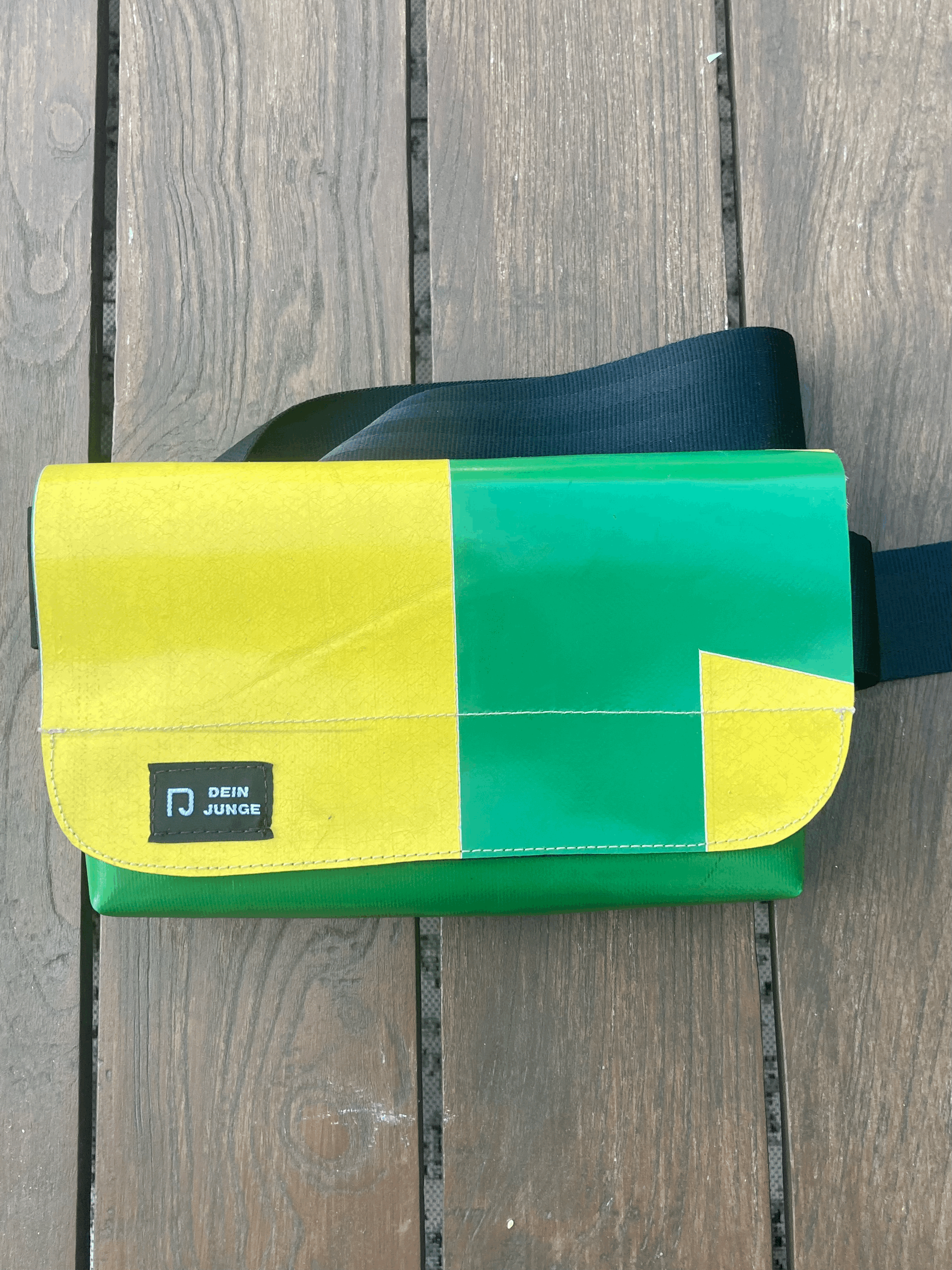 Unikat kleine Umhängetasche aus grüner und gelber recycelter LKW Plane der Spedition Offergeld