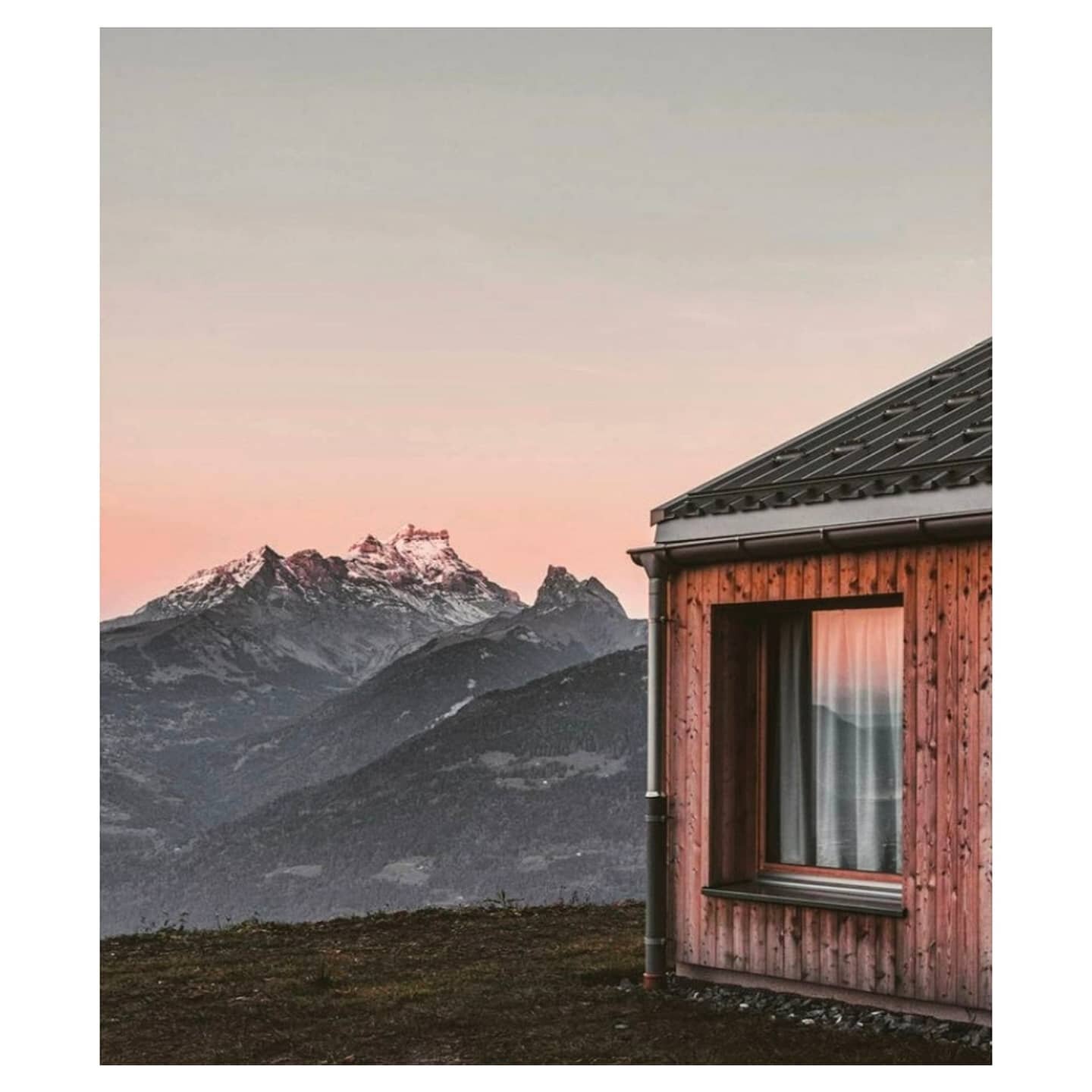 This place! 😍👌 Swipe to see the beautiful views from the studio space...

This is the location for my upcoming 200 hour yoga teacher training 🙆🧘&zwj;♀️🙏. It's nestled in the Swiss Alps and surrounded by nature 🌿⛰🌄.

If taking your YTT is somet