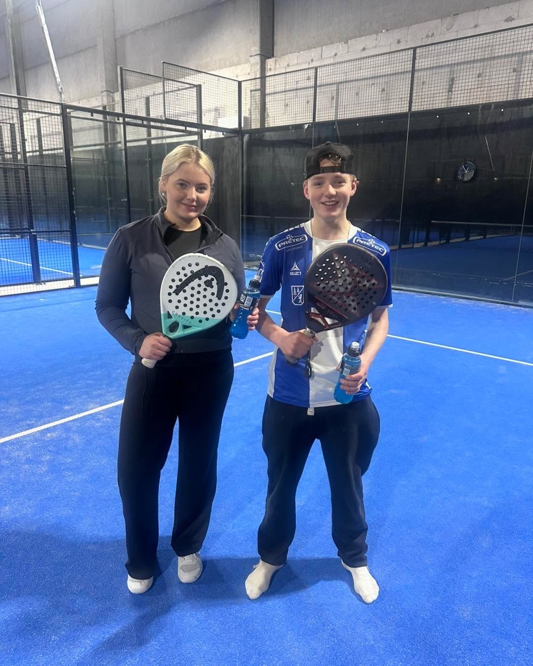 Idag ble det arrangert p&aring;skevinnerbane med en bukett av fine folk. Her var vi samlet b&aring;de folk som har v&aelig;rt med f&oslash;r og de som var her for f&oslash;rste gang.

Vinnerene denne gang var Eila og Elias. 🎾

Vi gleder oss allerede