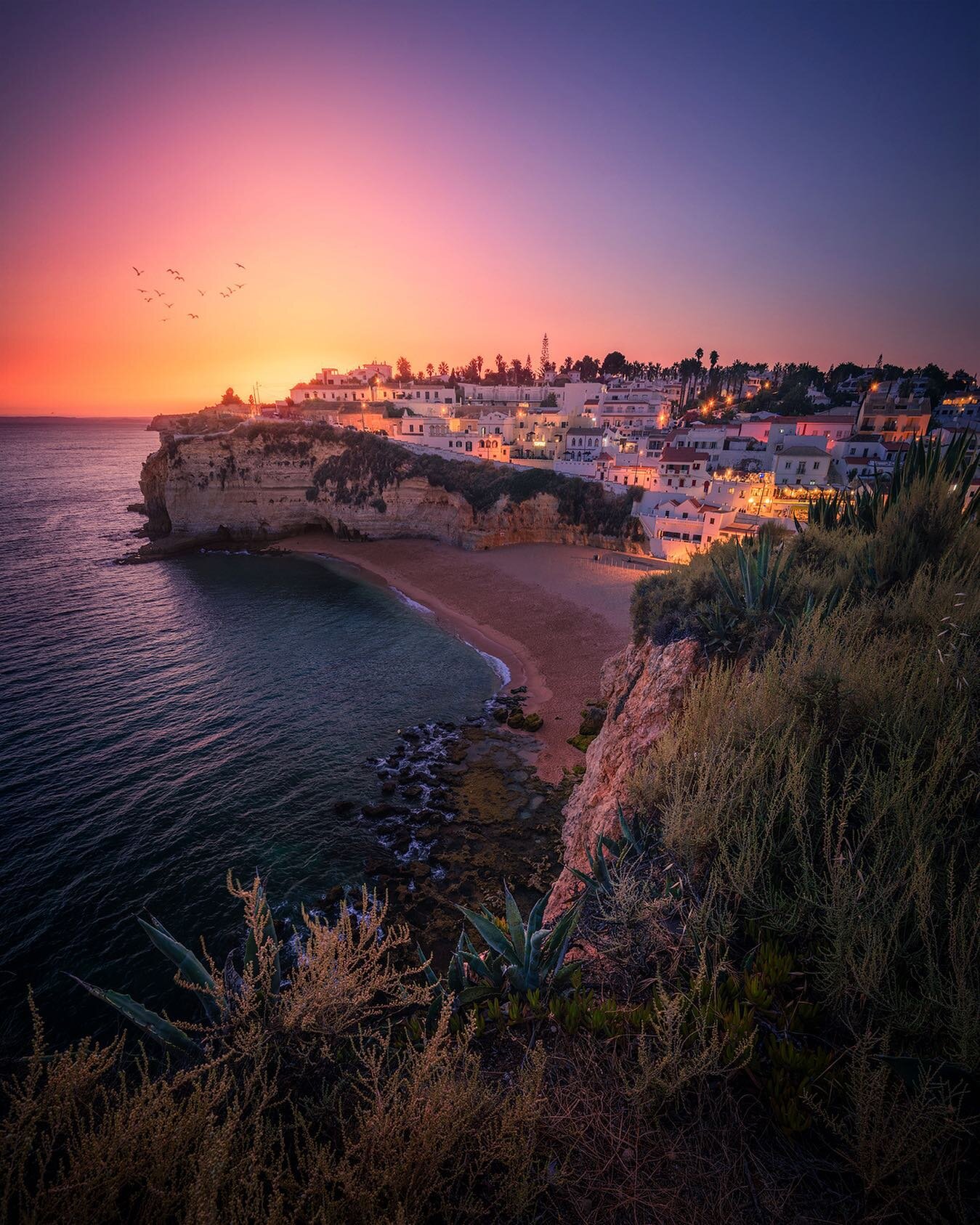 If Carlsberg did sunsets... 🔥 

I hadn&rsquo;t expected Portugal to be so pretty. This little place is called Carvoeiro. Apart from lots of delicious little restaurants and this gorgeous beach, there&rsquo;s also a boardwalk along the cliff top that