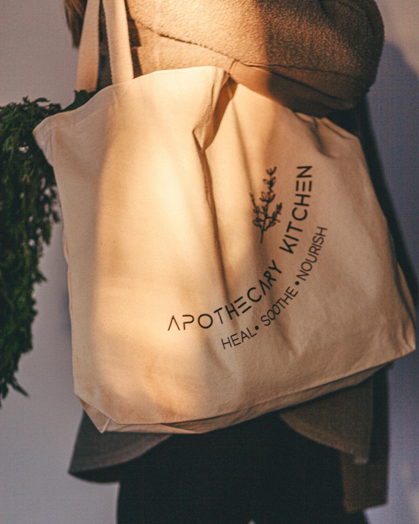 our favourite bag to bring to the Farmer&rsquo;s Market or other shops &mdash; with a flat bottom and ample space, you can fit all of the essentials 

🥕🌽🥬🍎🥦🥑🥚🍓🥖

add to your next order!