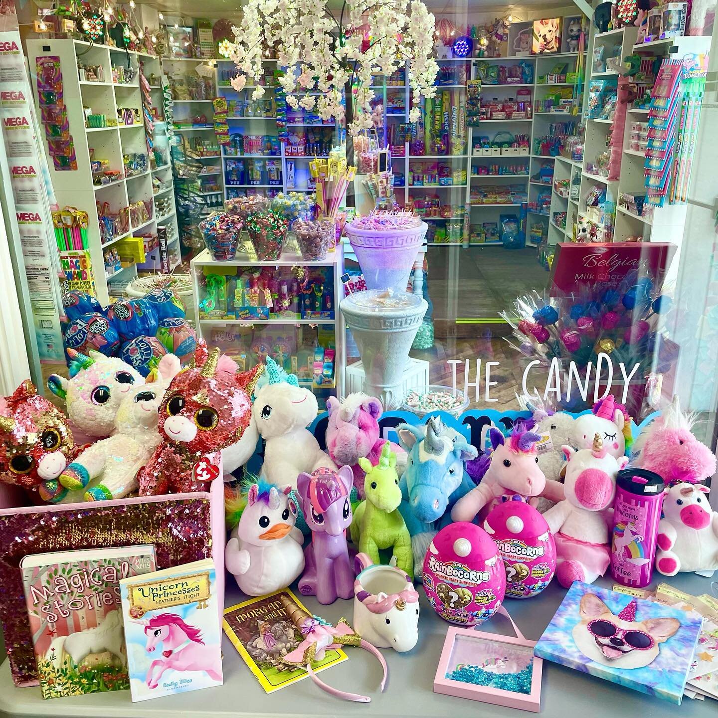 BEAT THE HEAT with the The Candy Unicornium&rsquo;s Indoor Sidewalk Sale of UNICORNS!!!🦄✨💖🦄🍭🍬🦄
All Sparkle/Glittery Unicorns are today only $12 instead of $15!! 
Open today 1:00-7:00PM!!!! #unicorn #unicornium #unicornparty #thecandyunicornium 