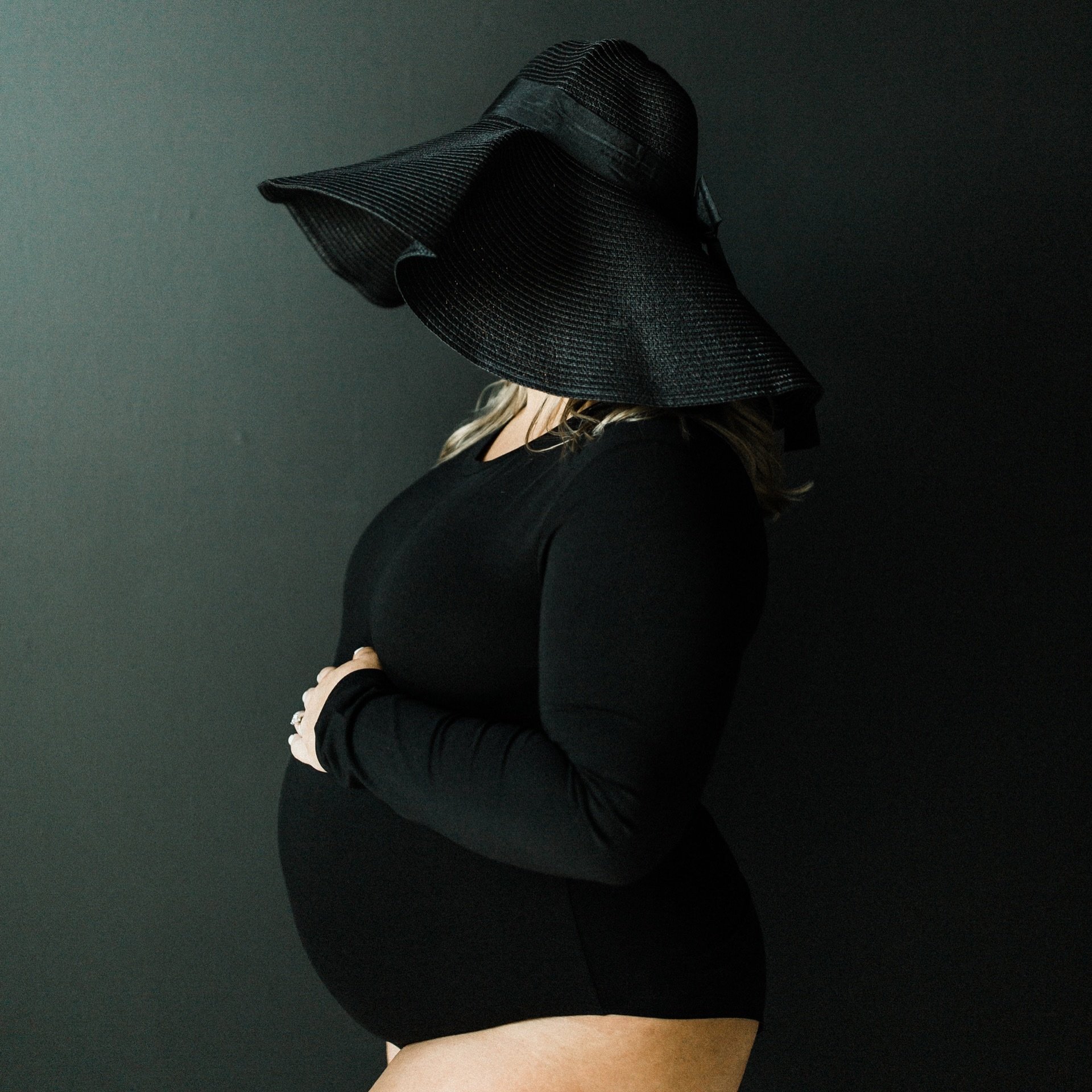 Maternity sessions are quickly becoming my fave type of session. The creativity you guys bring to me for inspo has me 🫠🥹 obsessed with a monochromatic look these days.