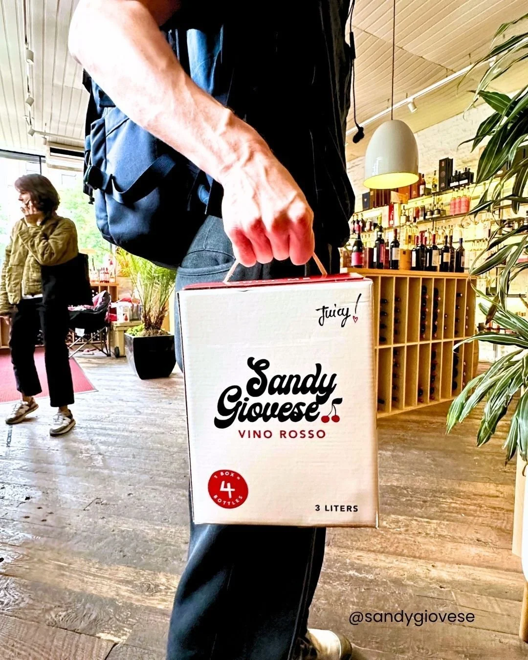 A handle so comfortable, you might forget you're carrying four bottles worth of wine. 👏 (And yes &mdash; it&rsquo;s fabric, not plastic.😉) Finally, a wine that travels as well as you do. 

#whitewine #redwine #rosewine #beverages #italianwine #boxe