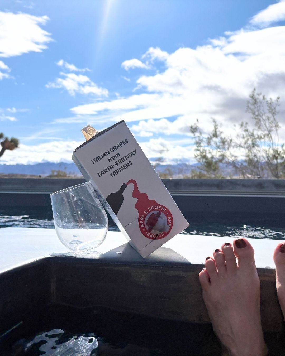 Fierce desert winds are no match for our packaging. 🌬️🍷 Hot tubs, pools, patios - wherever glass is a bad idea, boxes are the better idea. Stay relaxed, friends, and keep your wine close - no matter where you are. 

#whitewine #redwine #rosewine #b