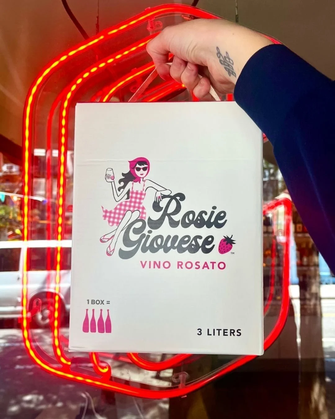 So handy! 😉🍷 

#whitewine #redwine #rosewine #beverages #italianwine #boxedwine #boxwine #sustainability #ecofriendly #valuewine #savetheplanet #ecoconscious #organicwine #italian #vino #winelife #instawine #winestagram #winelover #winelovers #wine