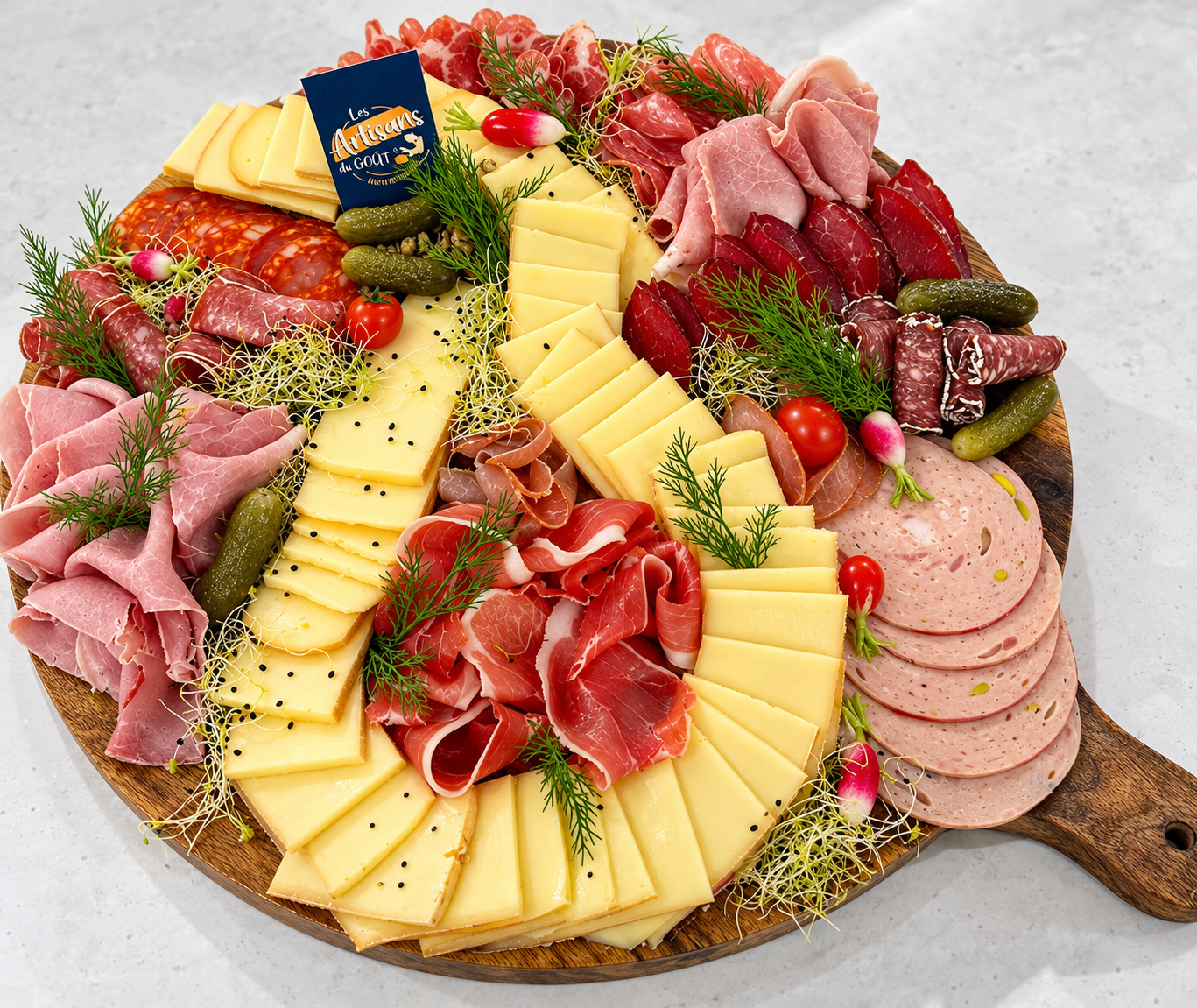 Plateau de charcuterie et fromages artisanal.png