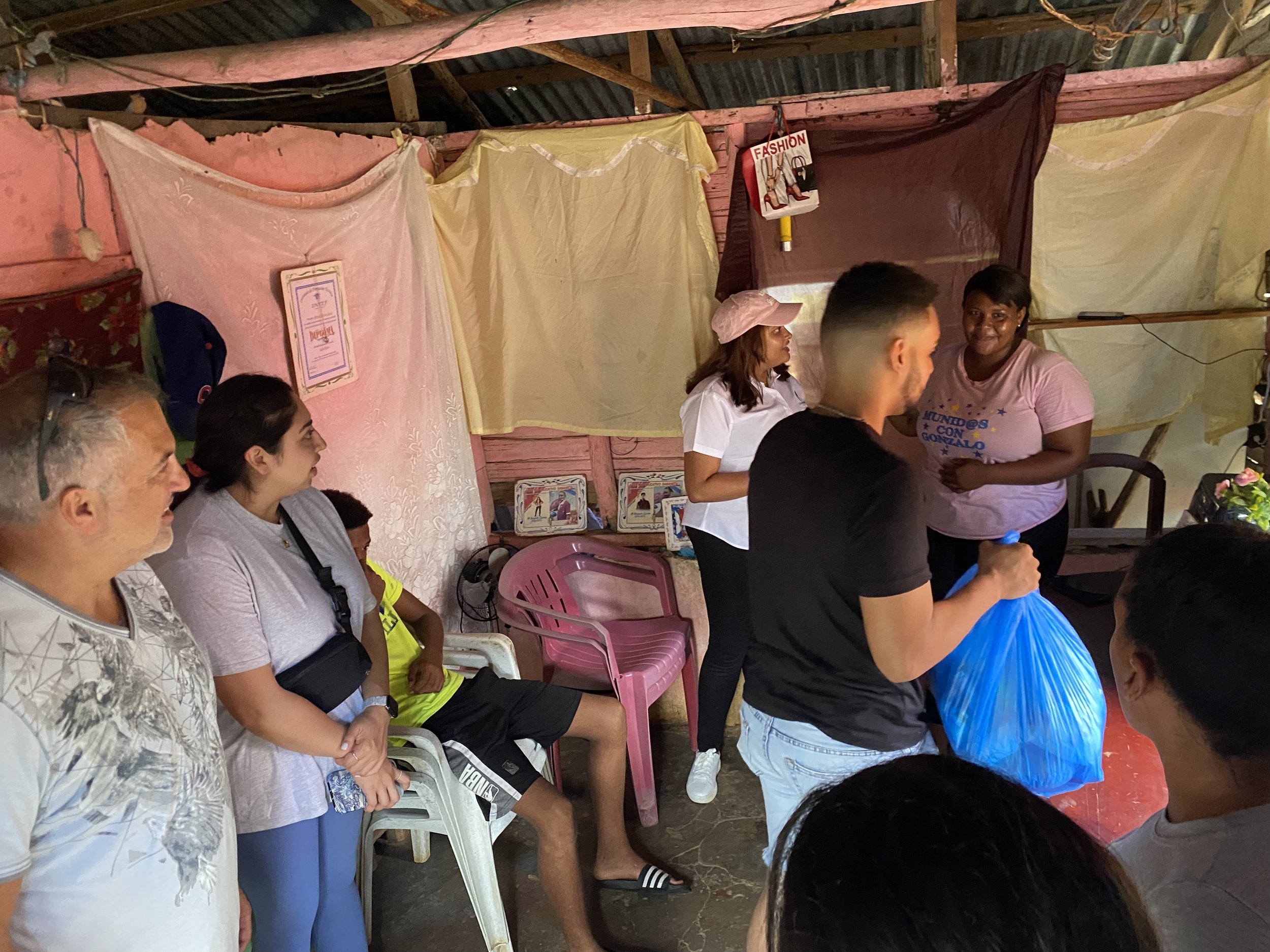 Meeting Nagua families in their homes and delivering food