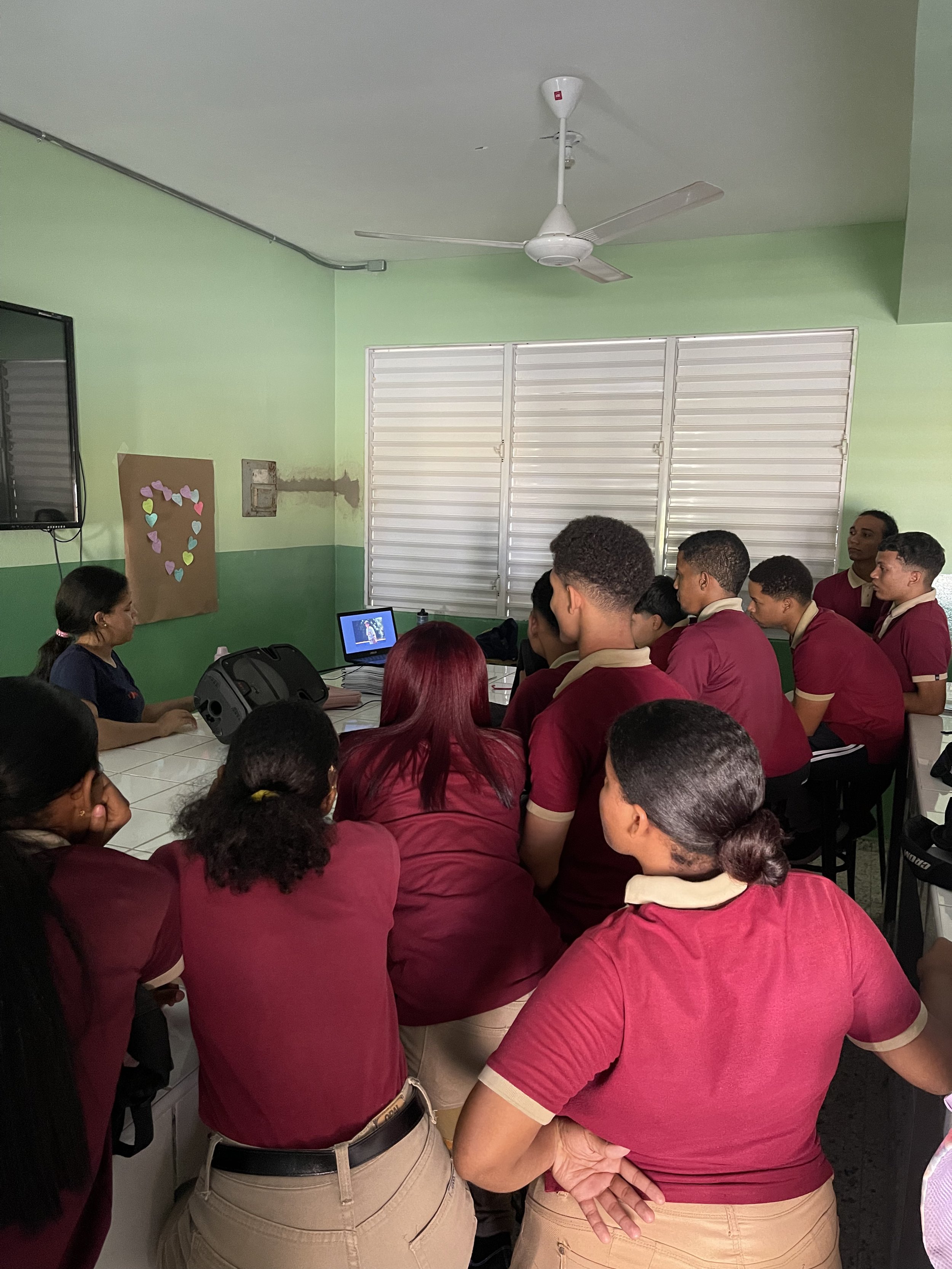 Crisbel, Thrive in Joy's Advisor in the DR, introduces Nagua students to C11