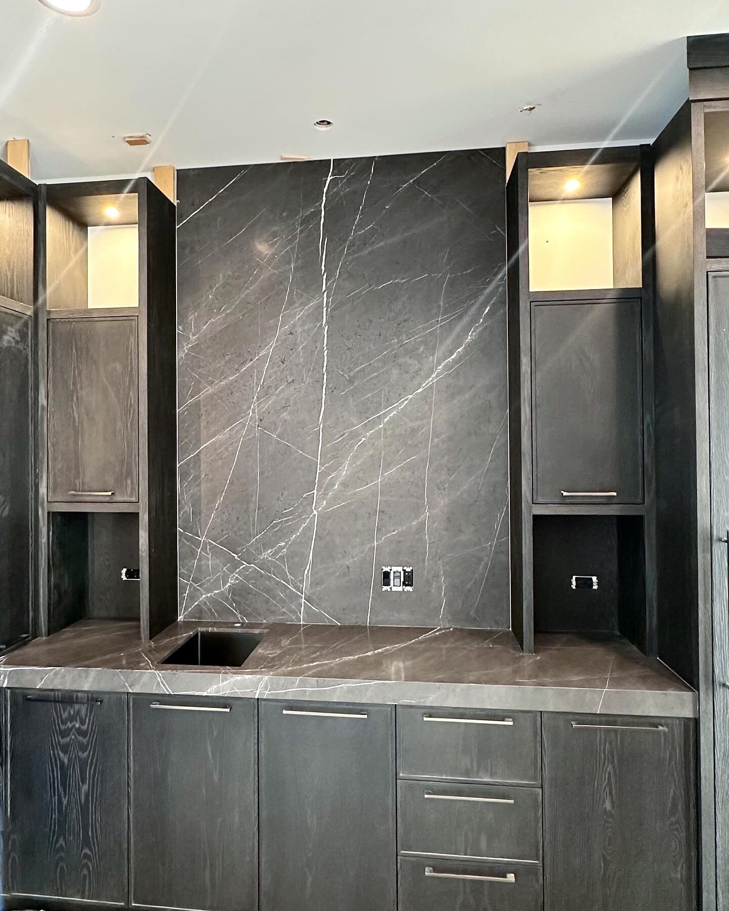 Dramatic Grafite marble completing this home bar #grafite #grafitemarble #grafitegreekmarble #greekmarble #homebar #marble #marbleslab Fabricator: @terrastonedesign Supplier: @terrastonegallery Builder: @greenside_design_build