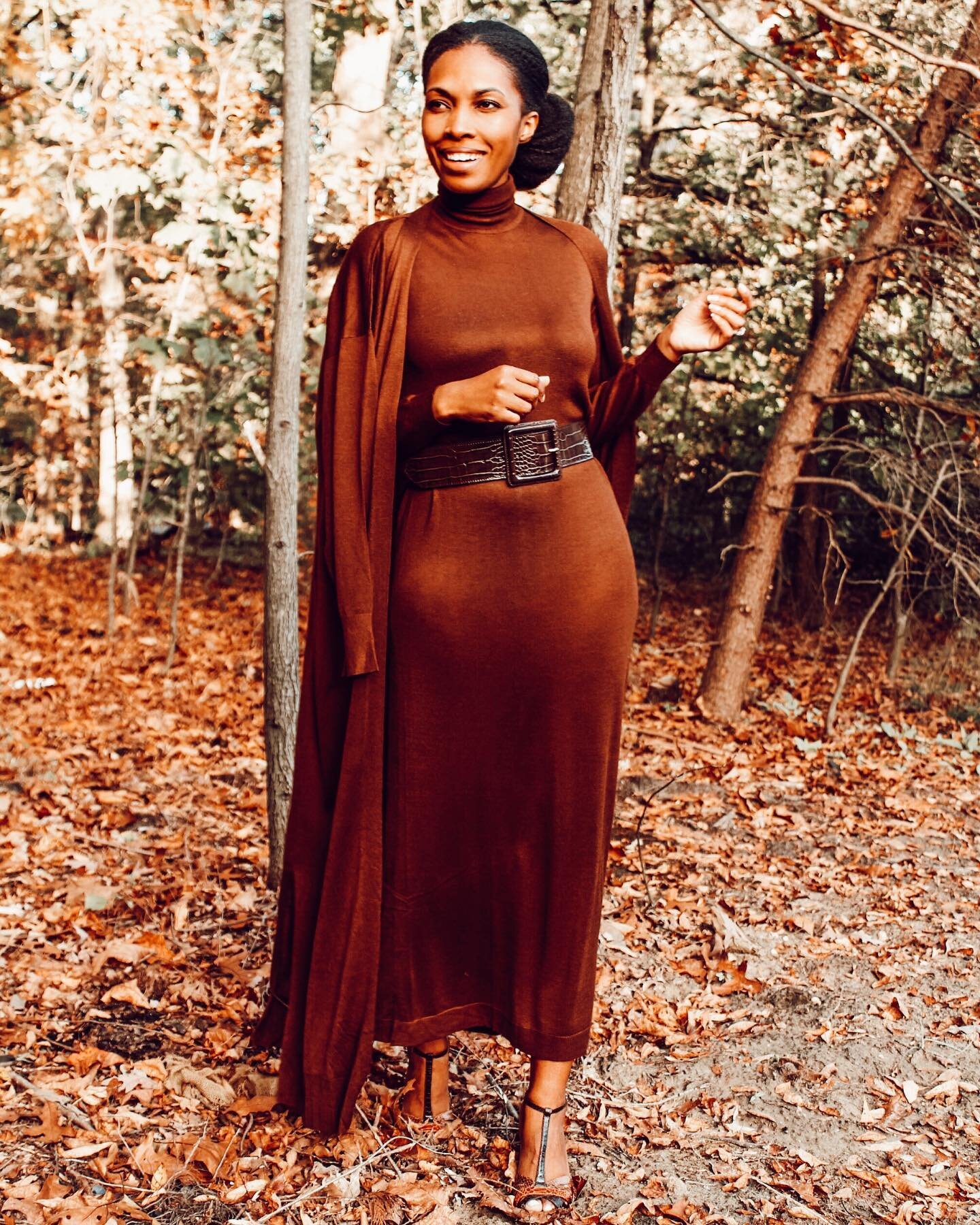 My favorite seasonal color 🤎
.
Tis the season for cozy knits and hot chocolate. @zara delivers on this knit dress combo! 
.
.
Black Friday&rsquo;s sales are already in full swing. I&rsquo;ll be rounding up some of my favorite knits and sweater dress