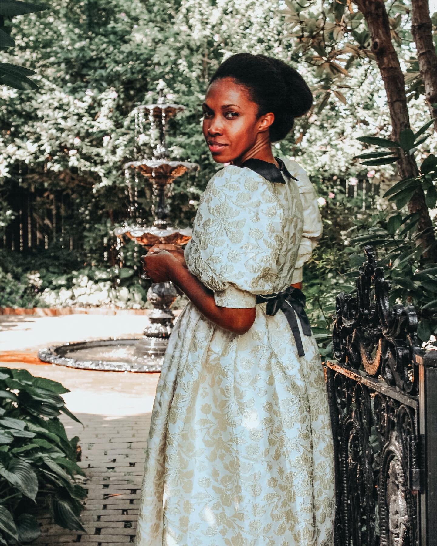 Dresses that make you feel good from one of favorite brands @dreamsisterjane 
.
.
Happy December my lovelies. I&rsquo;ll be home for Christmas but that won&rsquo;t stop me from dressing up to celebrate the end of 2020! What a whirlwind it has been, b