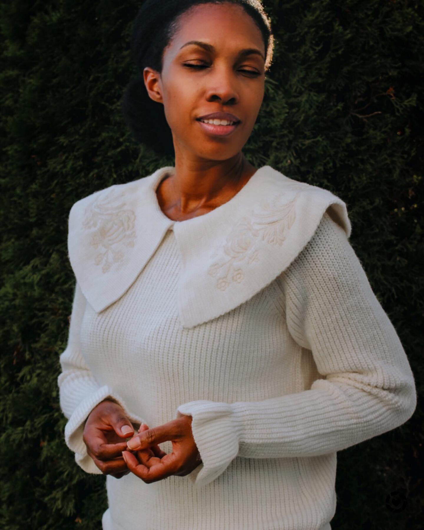 Give the gift of authentic connection this holiday season 💞
.
.
Have you read any good books lately? I&rsquo;m currently reading a few on @audible as well as in old school book form 📖 
.
.
A good friend recently recommended a book by one of my favo