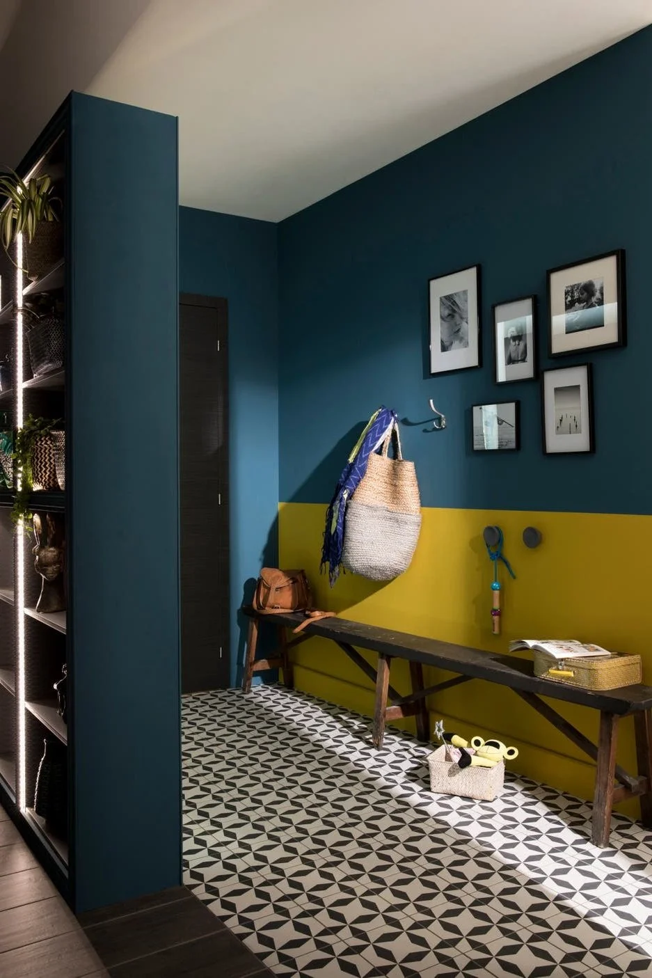 12-une-entree-bleu-petrole-et-jaune-epice-leroy-merlin.jpg
