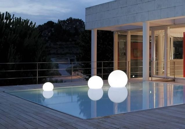 Un-accessoire-de-piscine-Acquaglobo.jpg